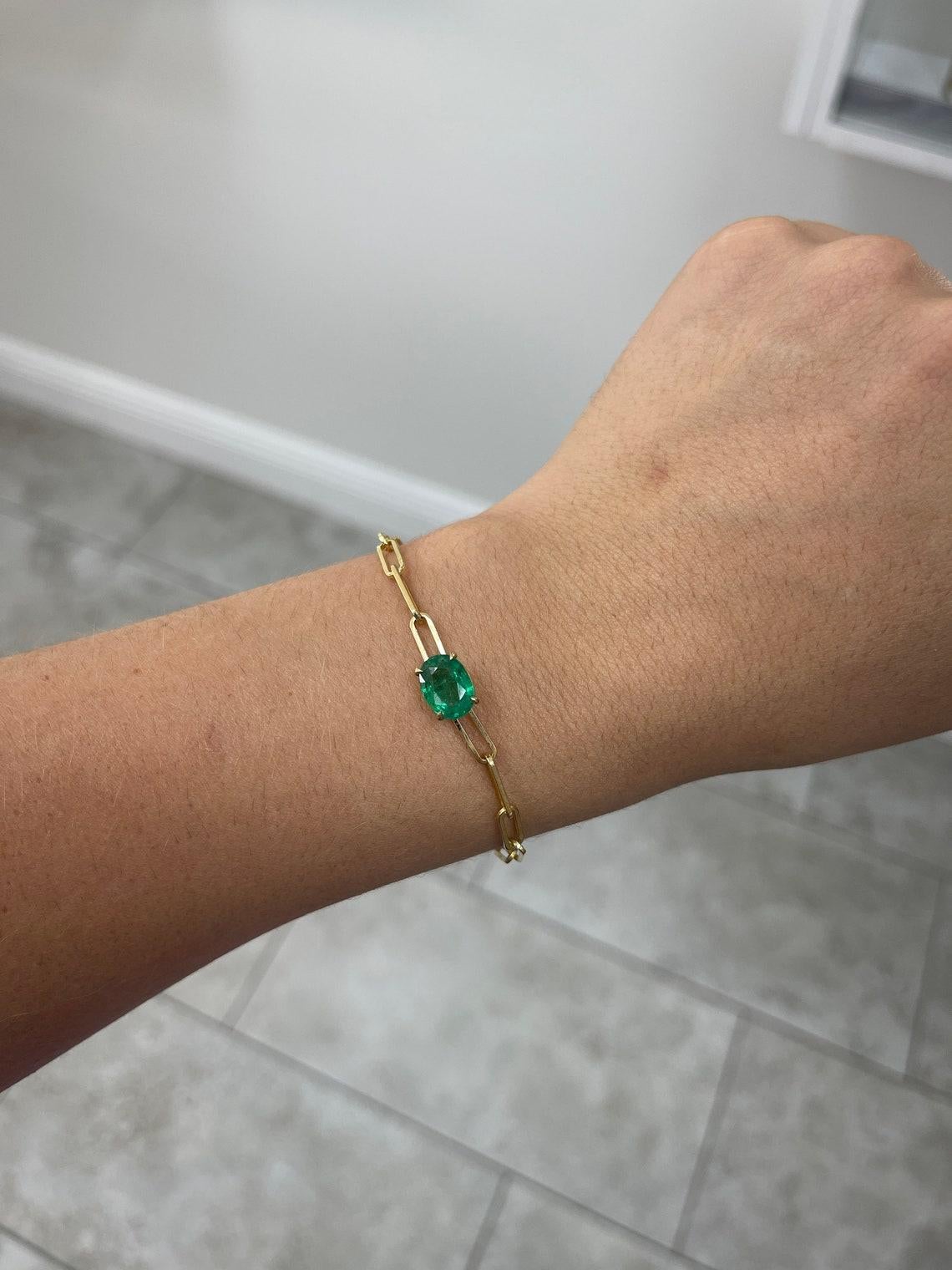Ein atemberaubendes Smaragd-Büroklammer-Armband, das mühelos Eleganz mit modernem Design verbindet. Im Mittelpunkt steht ein fesselnder Smaragd von 2,65 Karat im Ovalschliff, der eine satte mittel-dunkelgrüne Farbe und eine halbtransparente Klarheit