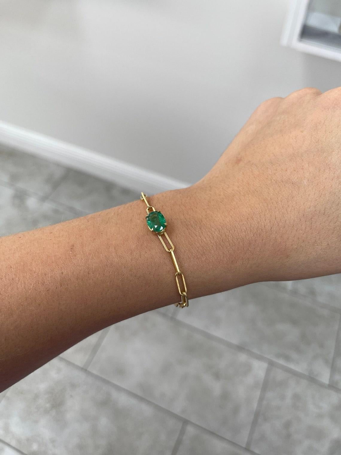 2.65ct Oval Cut Emerald Solitaire Armband - 14K Gold Büroklammer Design Elegant (Moderne) im Angebot
