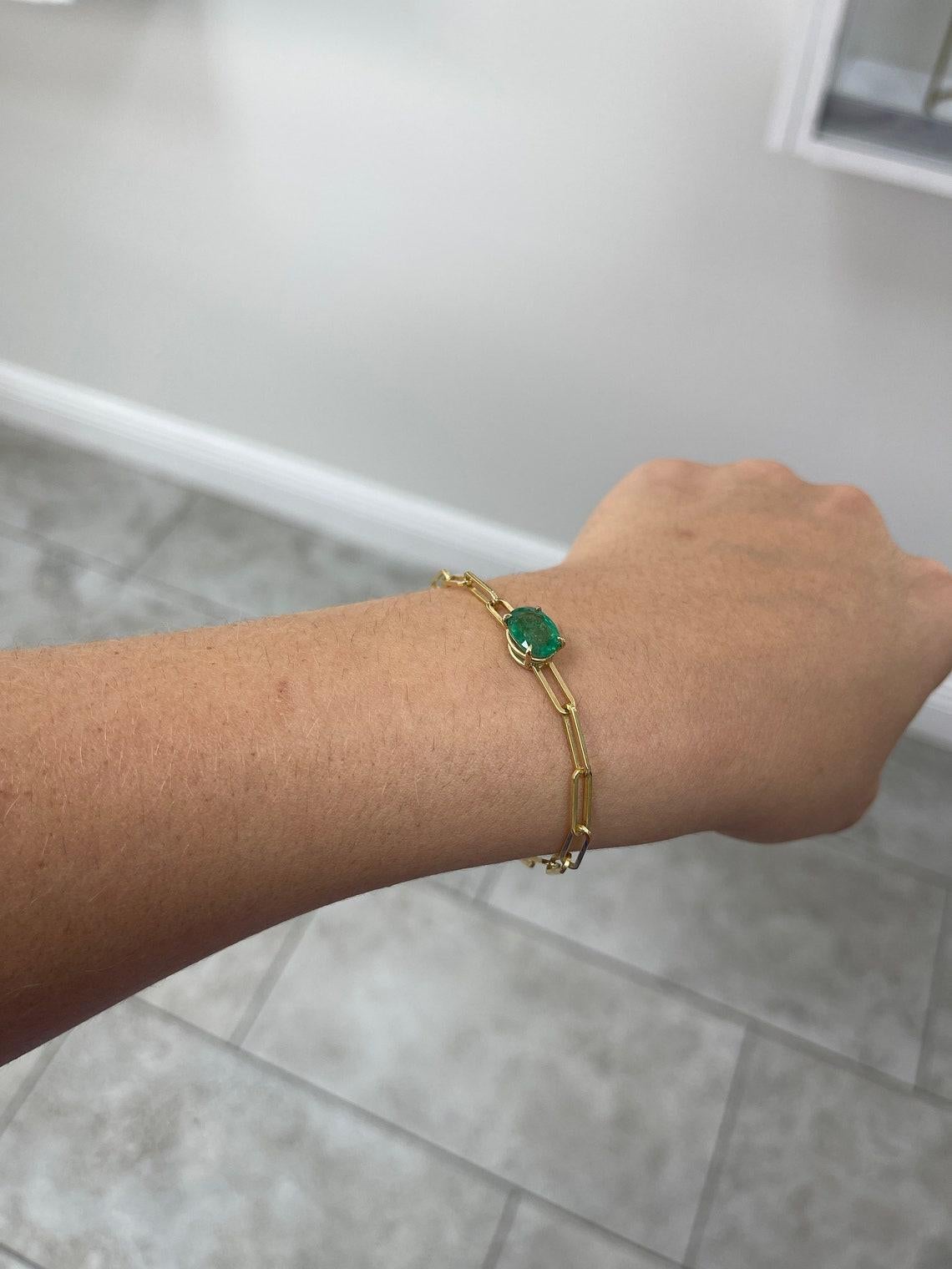 2.65ct Oval Cut Emerald Solitaire Armband - 14K Gold Büroklammer Design Elegant (Ovalschliff) im Angebot