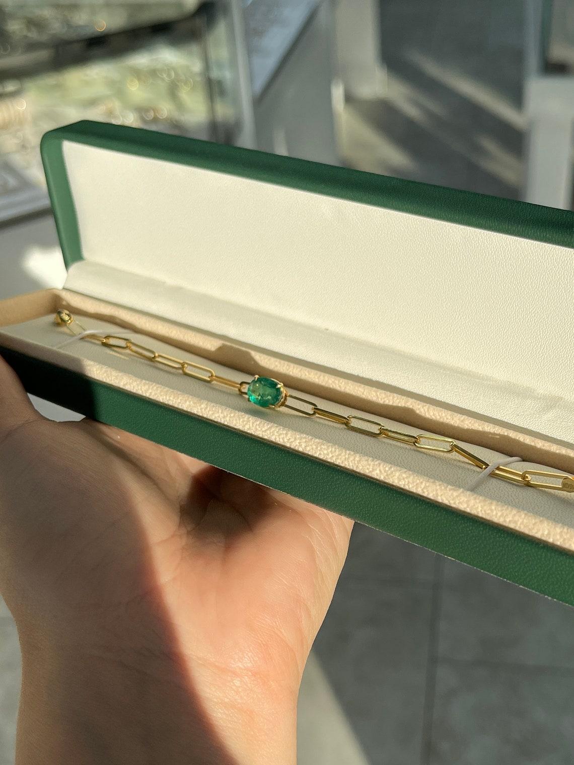 2.65ct Oval Cut Emerald Solitaire Armband - 14K Gold Büroklammer Design Elegant im Zustand „Neu“ im Angebot in Jupiter, FL
