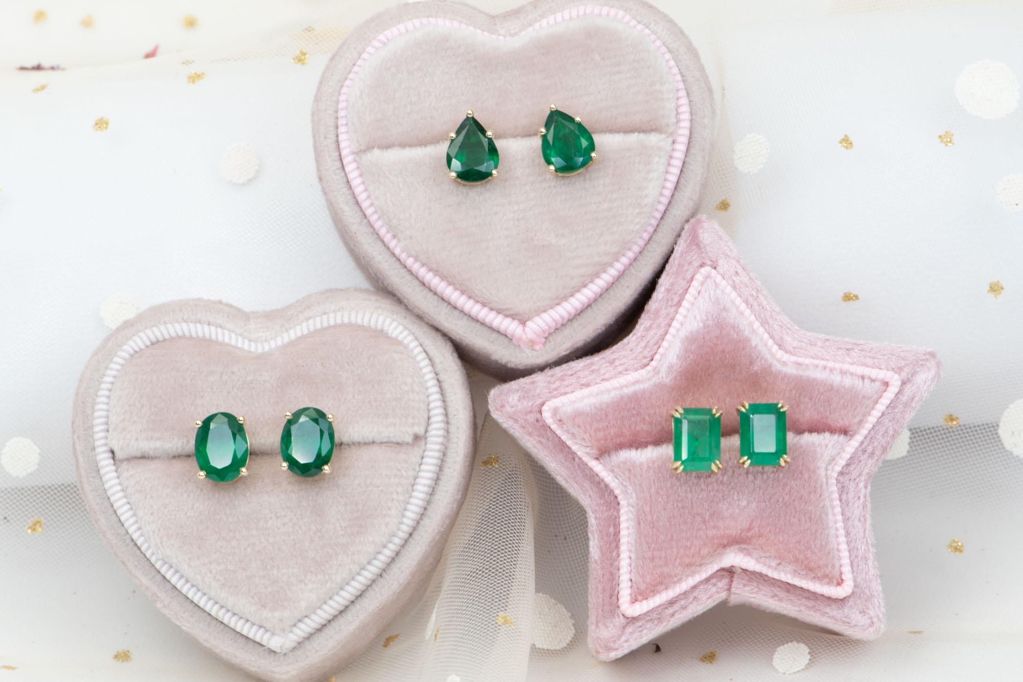 Women's or Men's 2.65ct Pear-Shape Emerald Stud Earrings 14K Gold R3141 For Sale