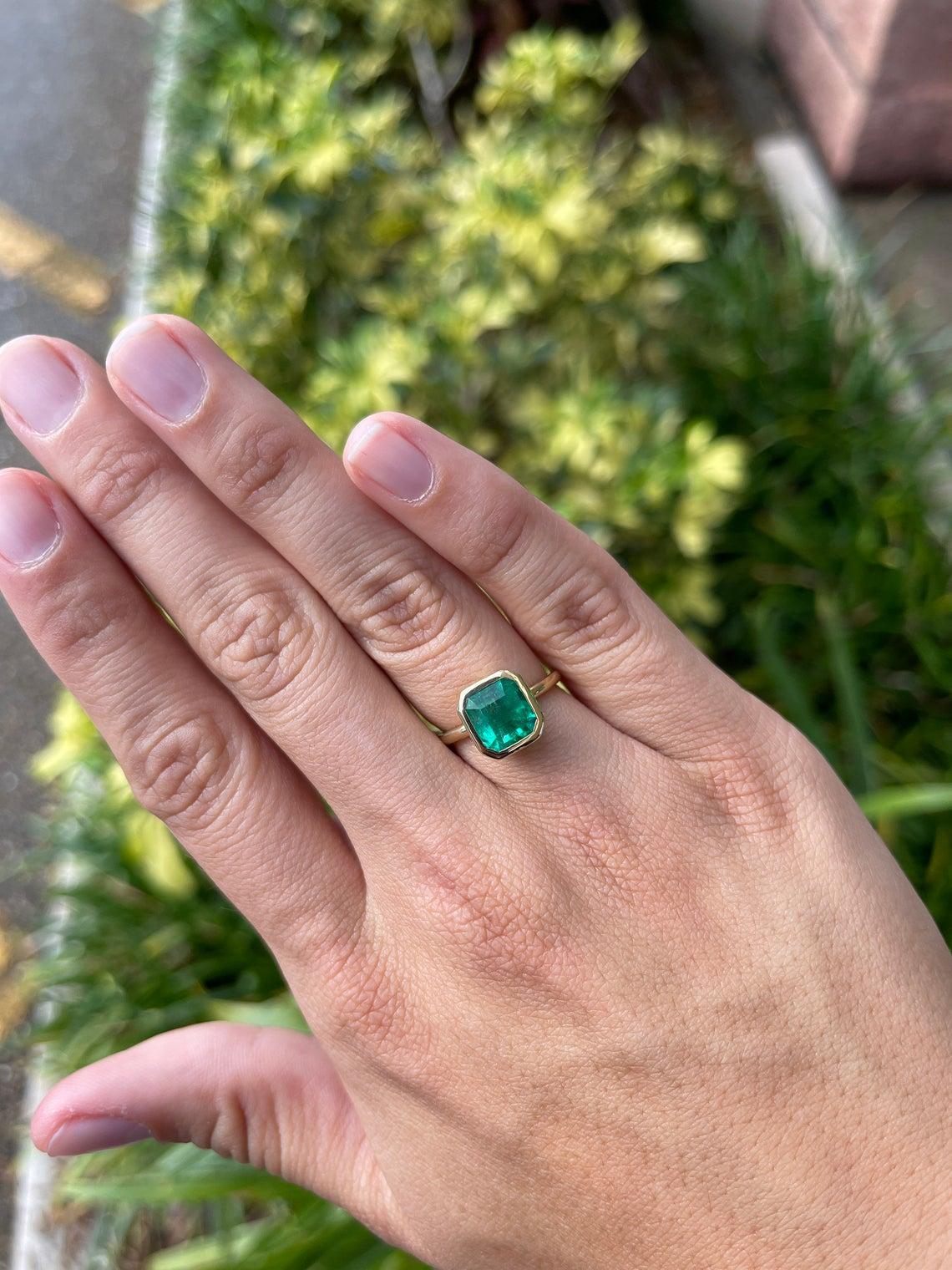 2,65 Karat 18K Lünette gefasster kolumbianischer Smaragd - Smaragdschliff Solitär-Ring (Moderne) im Angebot