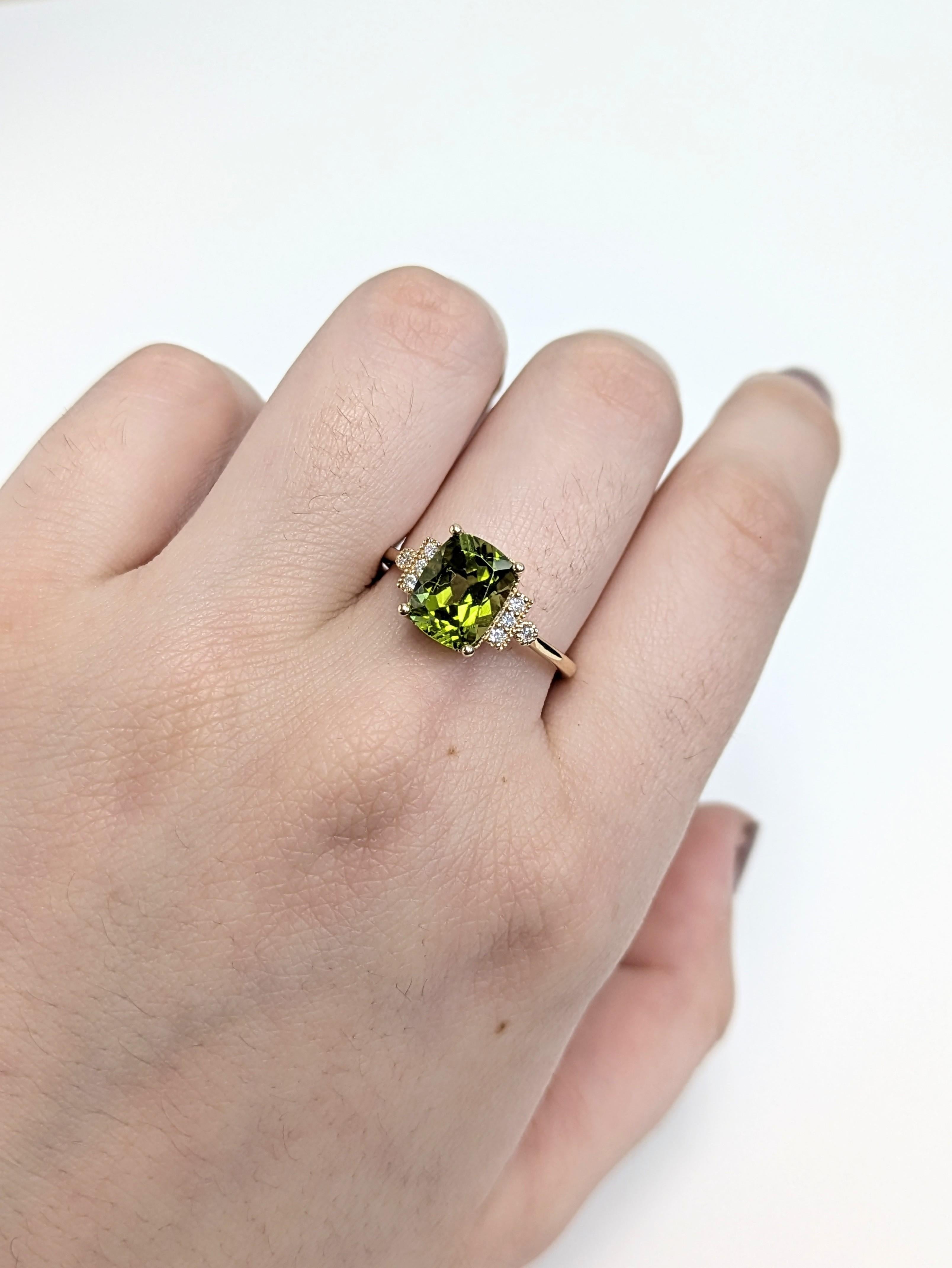 Dieser atemberaubende Ring mit 2,64 Karat Peridot im Kissenschliff strahlt natürliche Schönheit aus und ist in massivem 14-karätigem Echtgold gefasst. Mit funkelnden Erddiamanten und filigranen Maserungsdetails bietet sie eine zeitlose Mischung aus