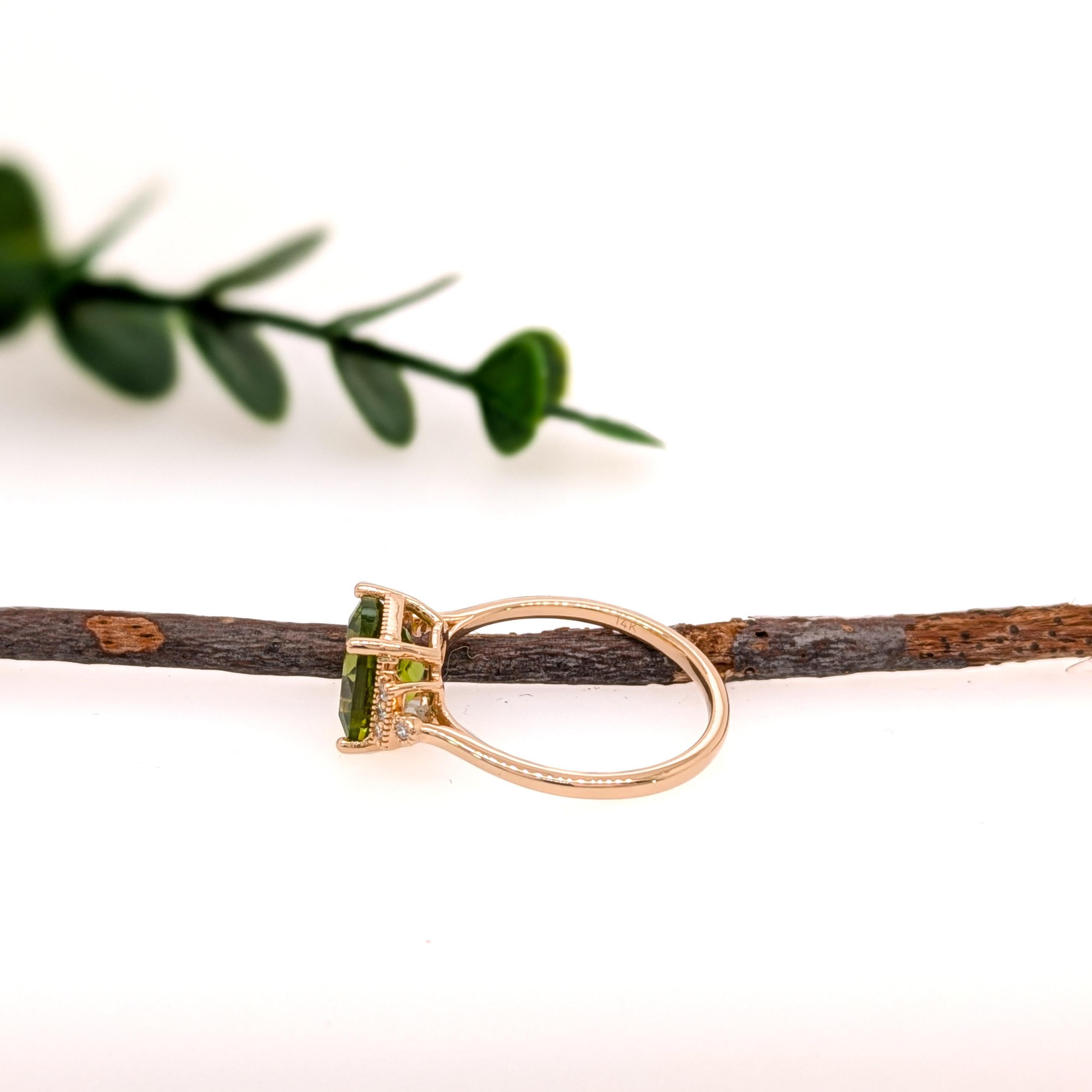 2,65 Karat Peridot-Ring mit natürlichen Diamant-Akzenten aus massivem 14K Gold  CU 9x7mm im Zustand „Neu“ im Angebot in Columbus, OH