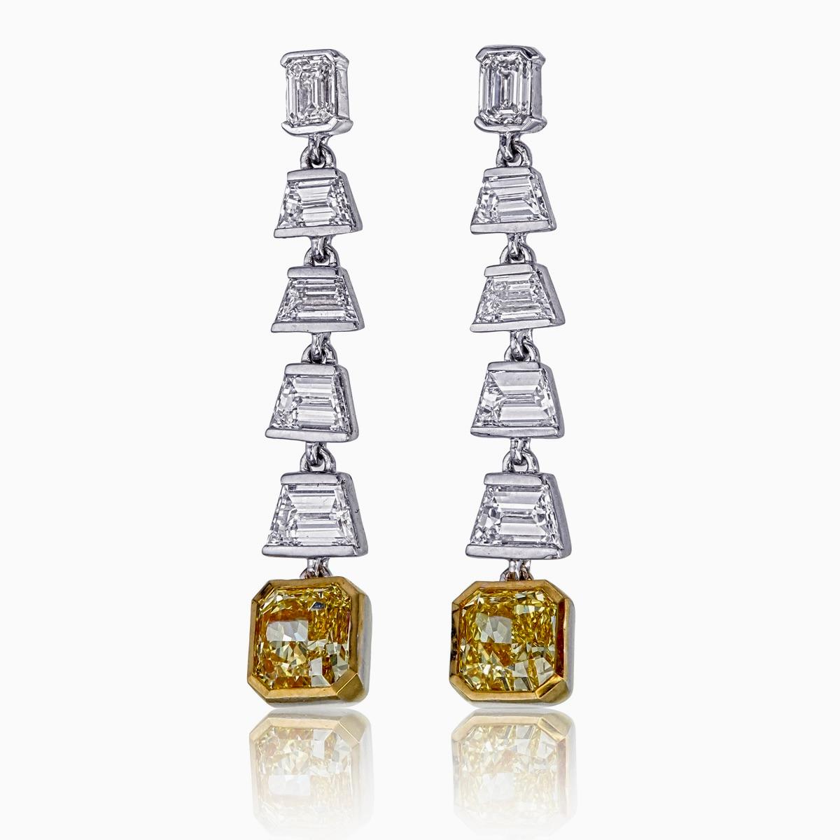 2.66 Carat Cushion Cut Yellow Diamond Earrings in 18 Karat White Gold (Moderne) im Angebot