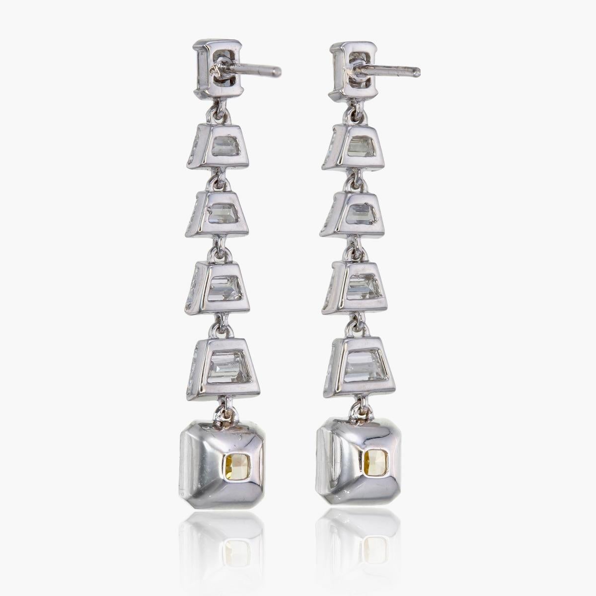 2.66 Carat Cushion Cut Yellow Diamond Earrings in 18 Karat White Gold (Kissenschliff) im Angebot