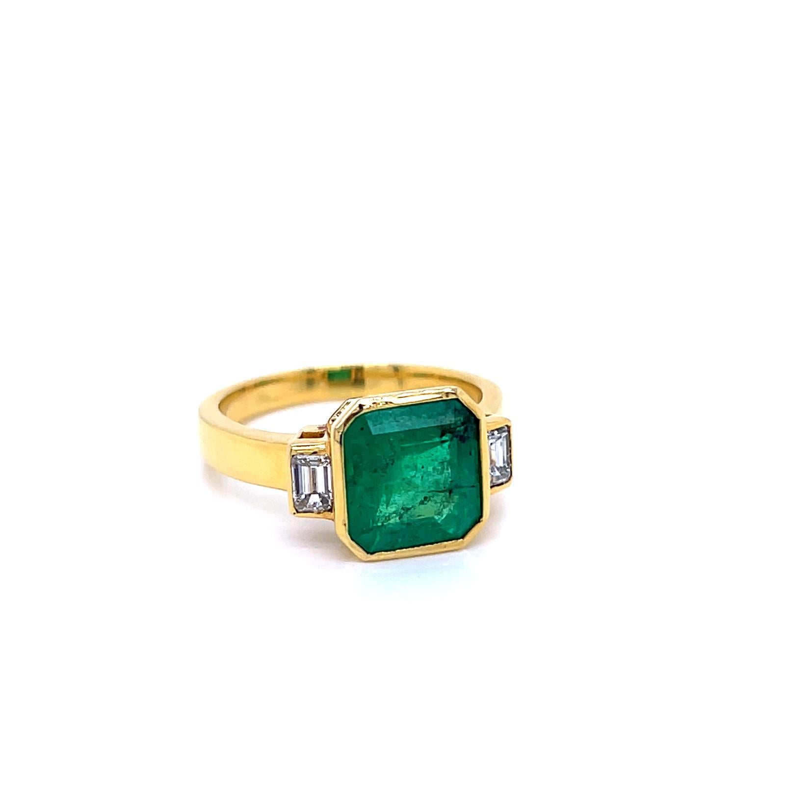 Bague à trois pierres en or jaune 18 carats, émeraude et diamant de 2,66 carats

Cette élégante bague est ornée d'une superbe émeraude de taille émeraude, dont les teintes vertes vibrantes et la riche profondeur sont mises en valeur. 

L'émeraude