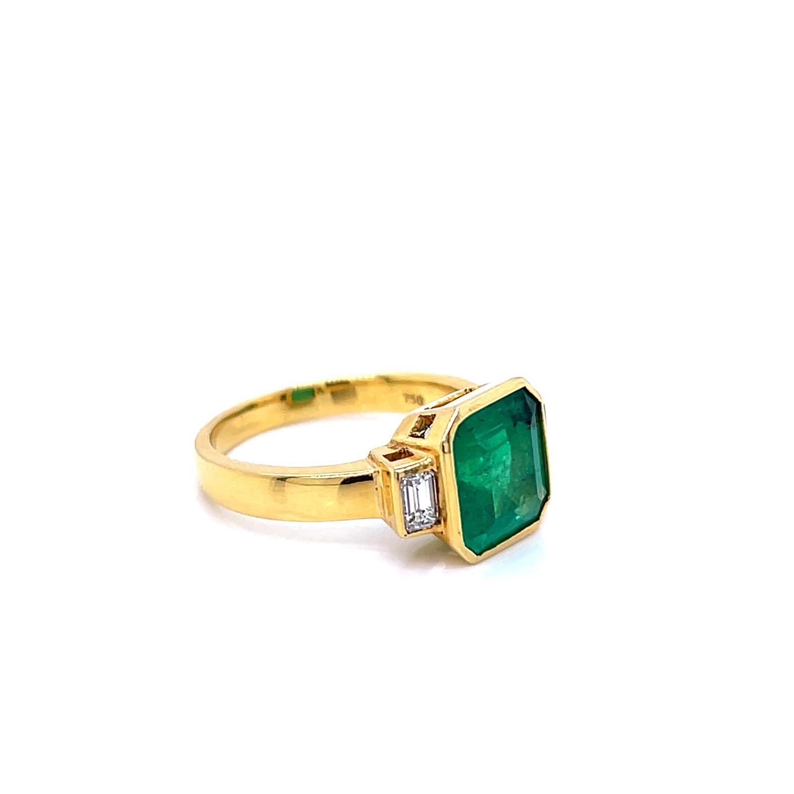 Contemporain Bague à trois pierres en or jaune 18 carats, émeraude et diamant de 2,66 carats en vente
