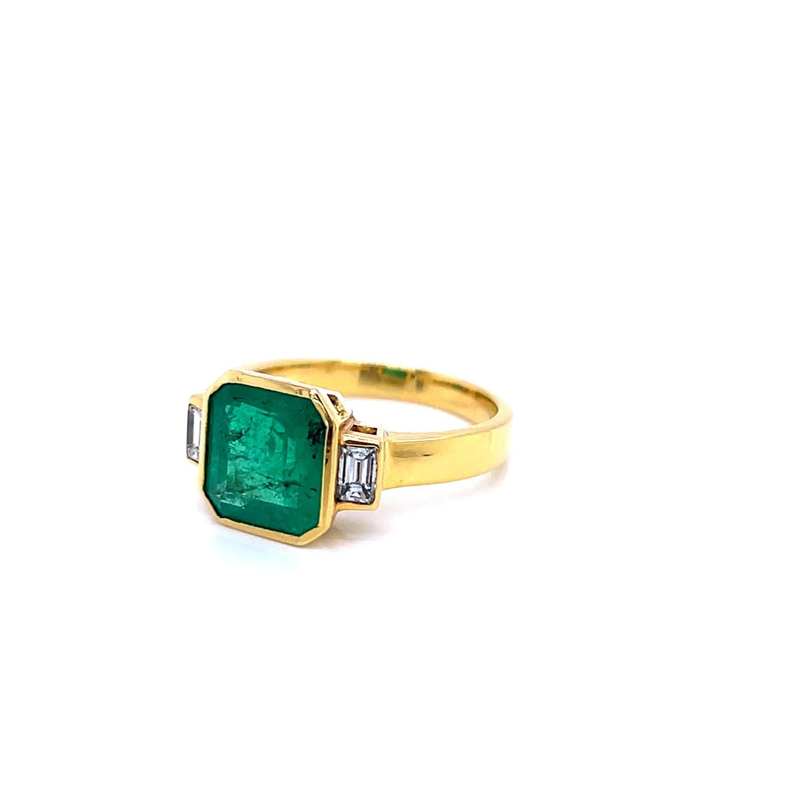 Taille émeraude Bague à trois pierres en or jaune 18 carats, émeraude et diamant de 2,66 carats en vente