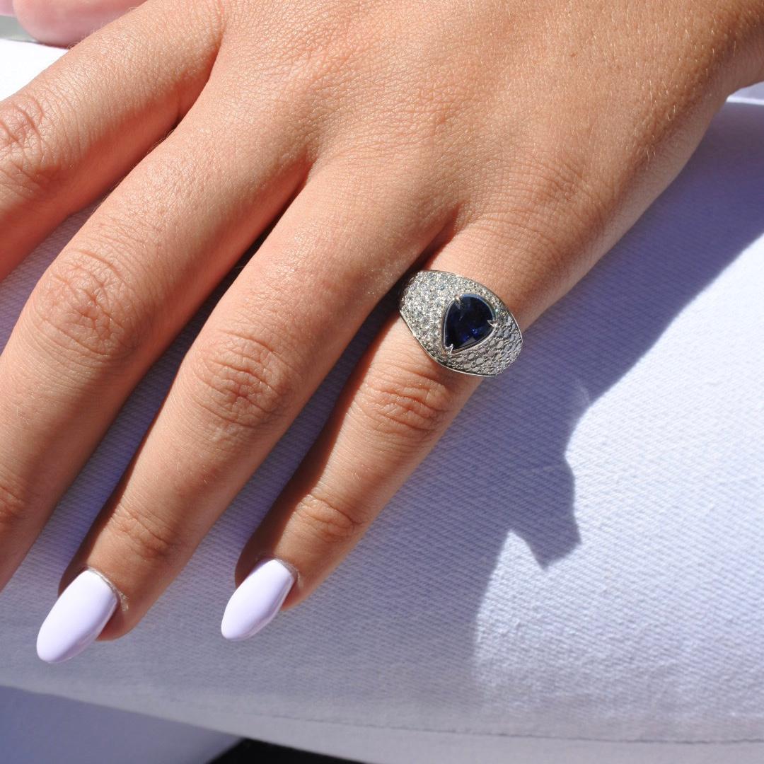 Anillo de diamantes con zafiro certificado GIA de 2,66 quilates Oro blanco de 18 quilates

Dos colores en uno
Este clásico anillo de pavé contiene en su cima un zafiro sin calentar de color azul violáceo cambiante a púrpura, realizado en una lujosa