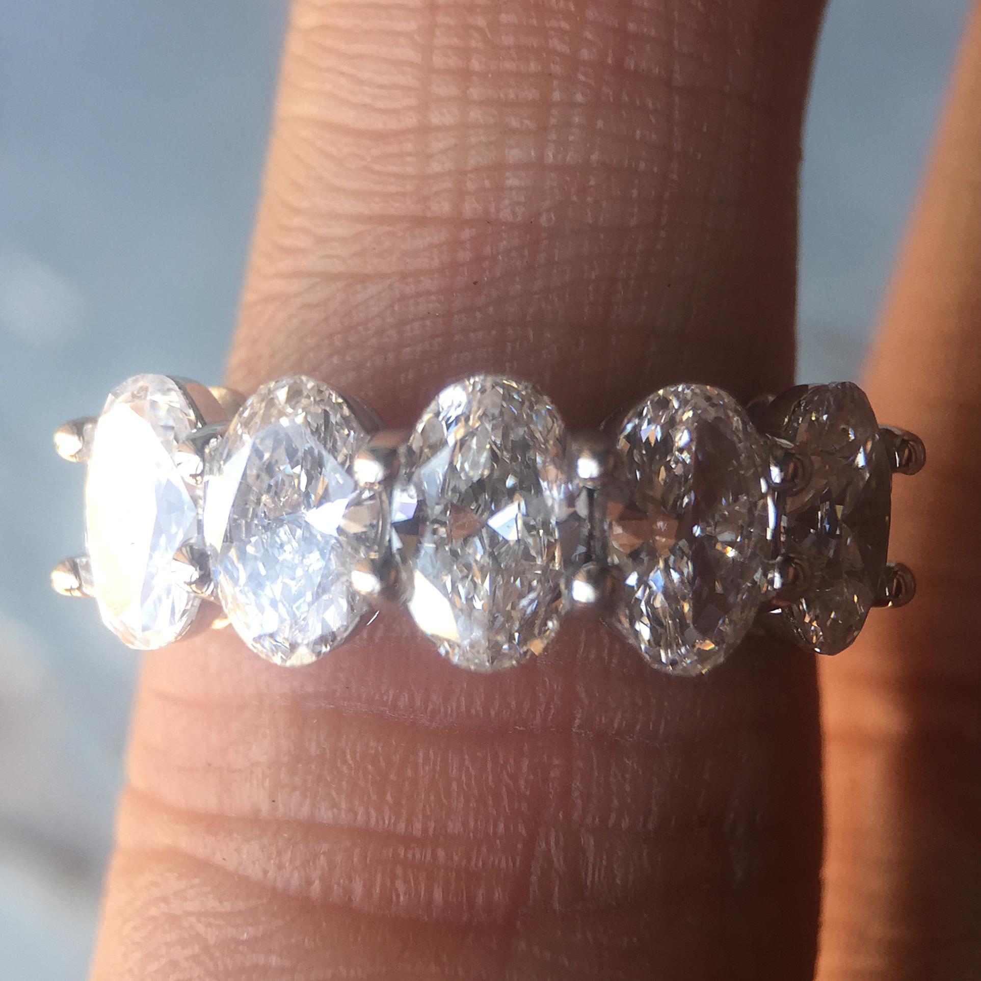 Auf Bestellung gefertigt, bitte rechnen Sie mit 2-5 Wochen.
 
Oval Set Diamant Hochzeit Band 2,66 CTW F-H Farbe VS - SI Klarheit
5 Perfekt gefasste Diamanten 6,90 x 4,60
Weiße natürliche Diamanten ohne Behandlung (F-H Farbe VS-SI Reinheit)
Massiv