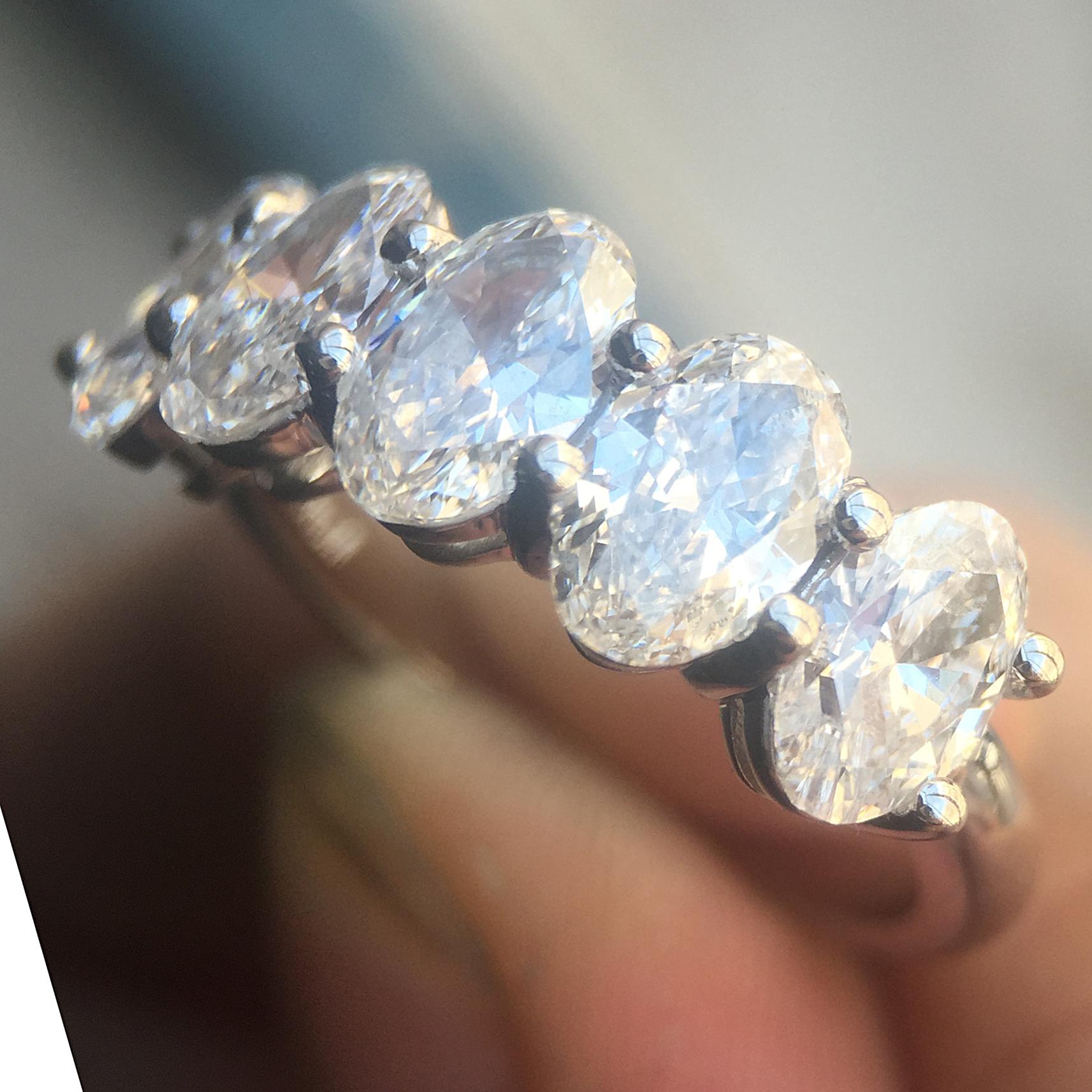 2,66 Karat TW Oval 5 Diamant Ehering, 18 Karat W, Ben-Dannie (Moderne) im Angebot