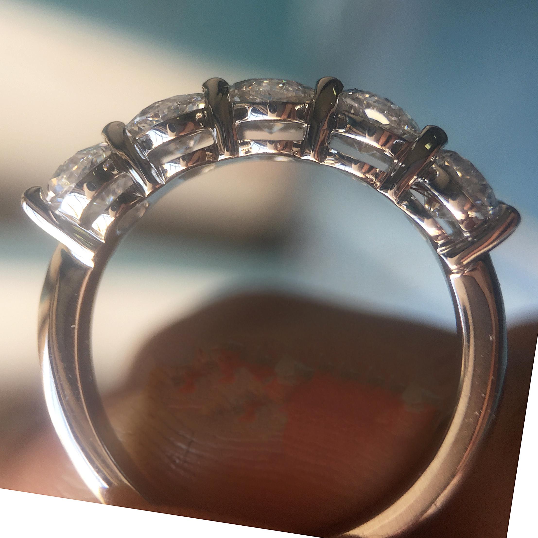 2,66 Karat TW Oval 5 Diamant Ehering, 18 Karat W, Ben-Dannie im Zustand „Neu“ im Angebot in West Hollywood, CA