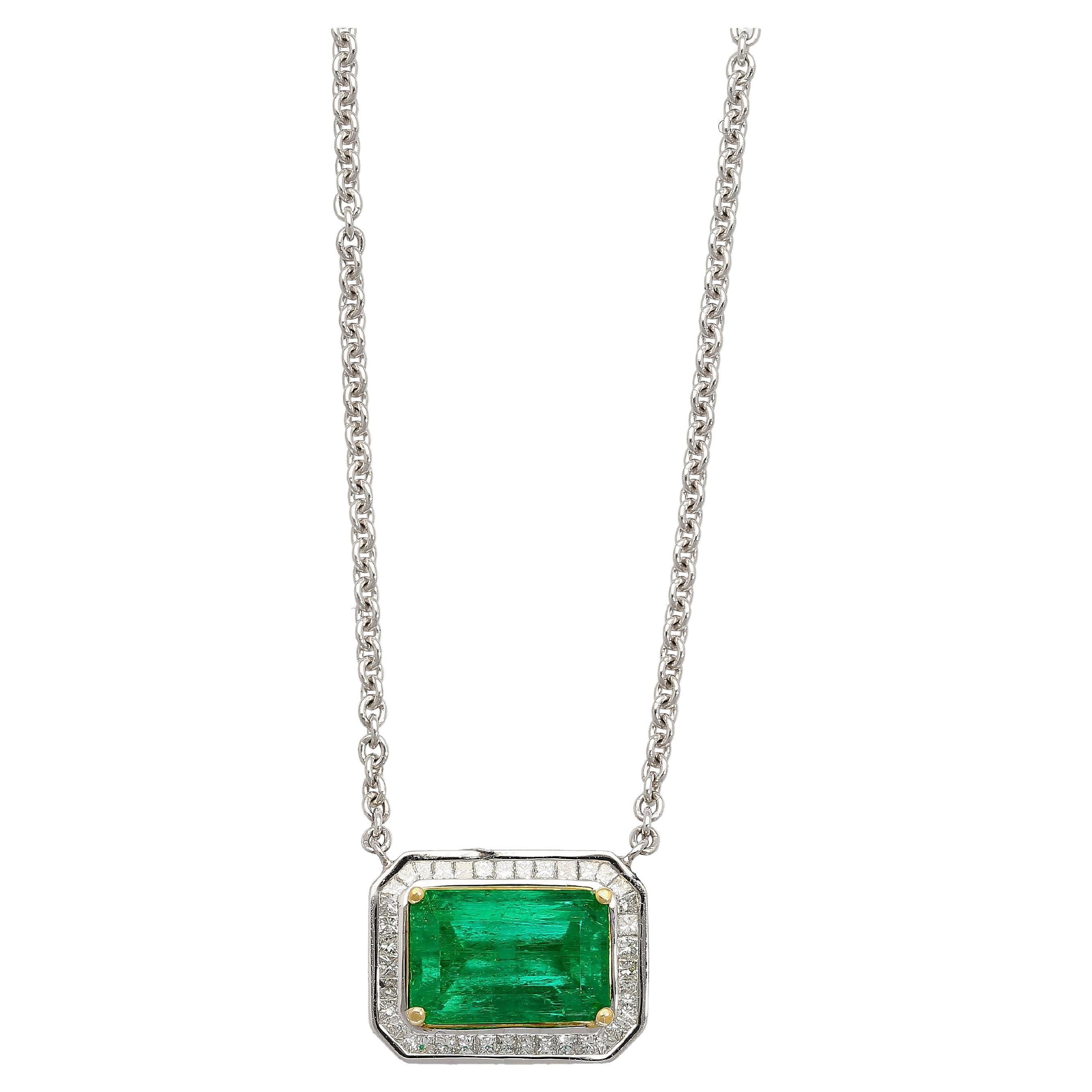 2.66 Carat Vivid Green Minor Oil Muzo Mine Colombian Emerald Floating Necklace en vente