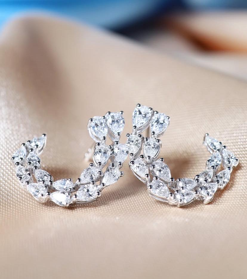 Boucles d'oreilles demi-lune en or 18K avec diamants de 2,66 carats en forme de goutte d'eau en vente 5
