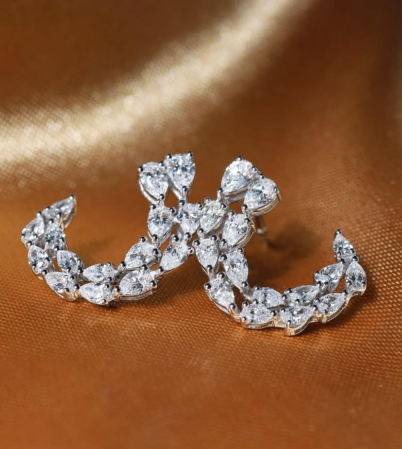 Boucles d'oreilles demi-lune en or 18K avec diamants de 2,66 carats en forme de goutte d'eau en vente 6