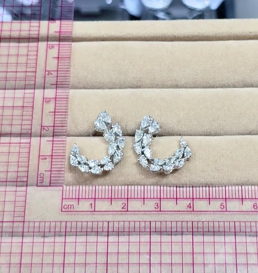 Boucles d'oreilles demi-lune en or 18K avec diamants de 2,66 carats en forme de goutte d'eau en vente 7