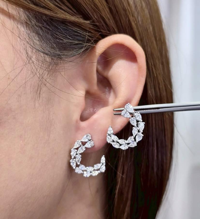 Boucles d'oreilles demi-lune en or 18K avec diamants de 2,66 carats en forme de goutte d'eau en vente 8