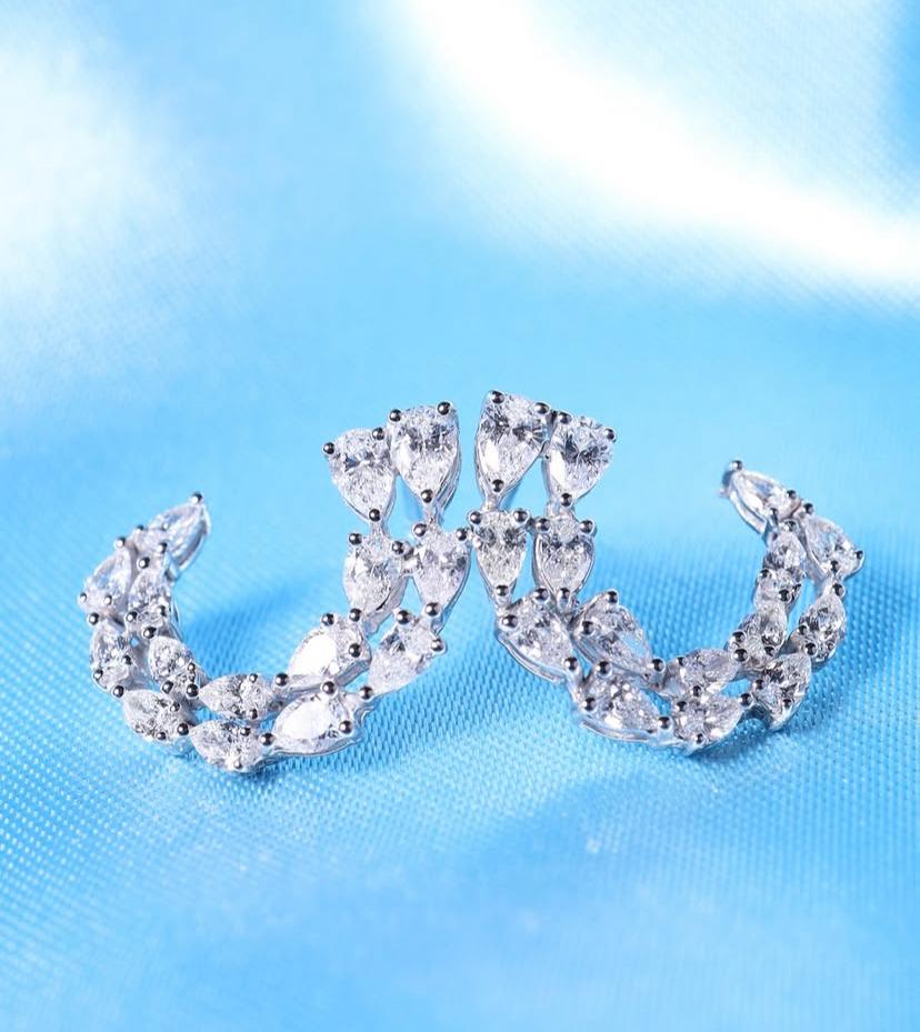 Taille poire Boucles d'oreilles demi-lune en or 18K avec diamants de 2,66 carats en forme de goutte d'eau en vente