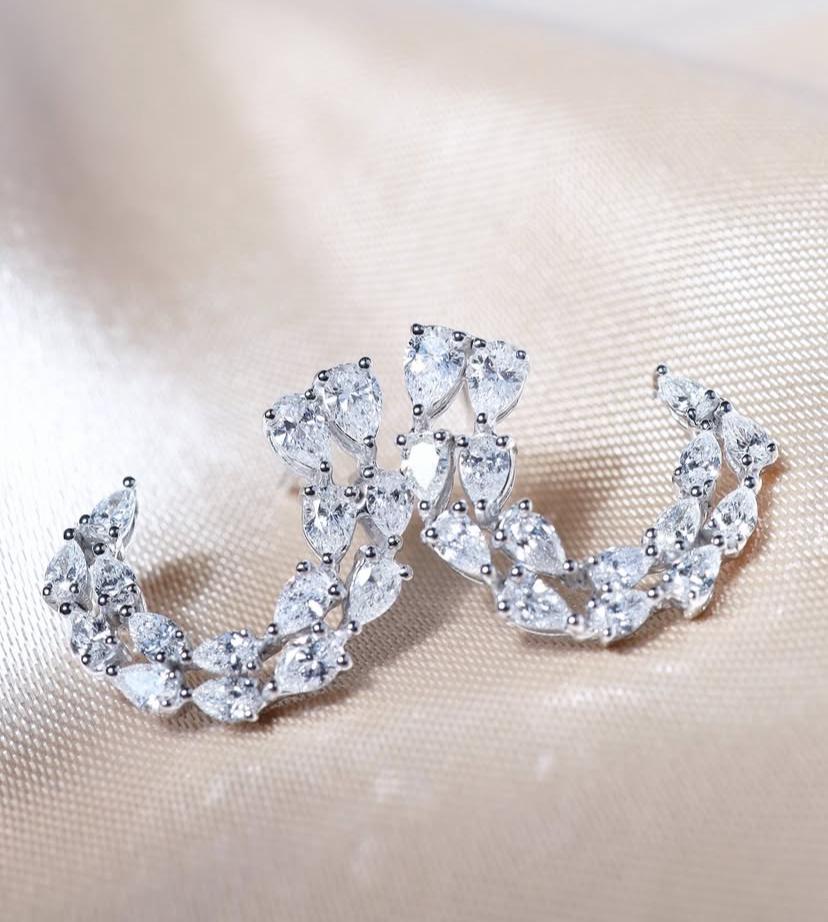 Boucles d'oreilles demi-lune en or 18K avec diamants de 2,66 carats en forme de goutte d'eau Neuf - En vente à Massafra, IT