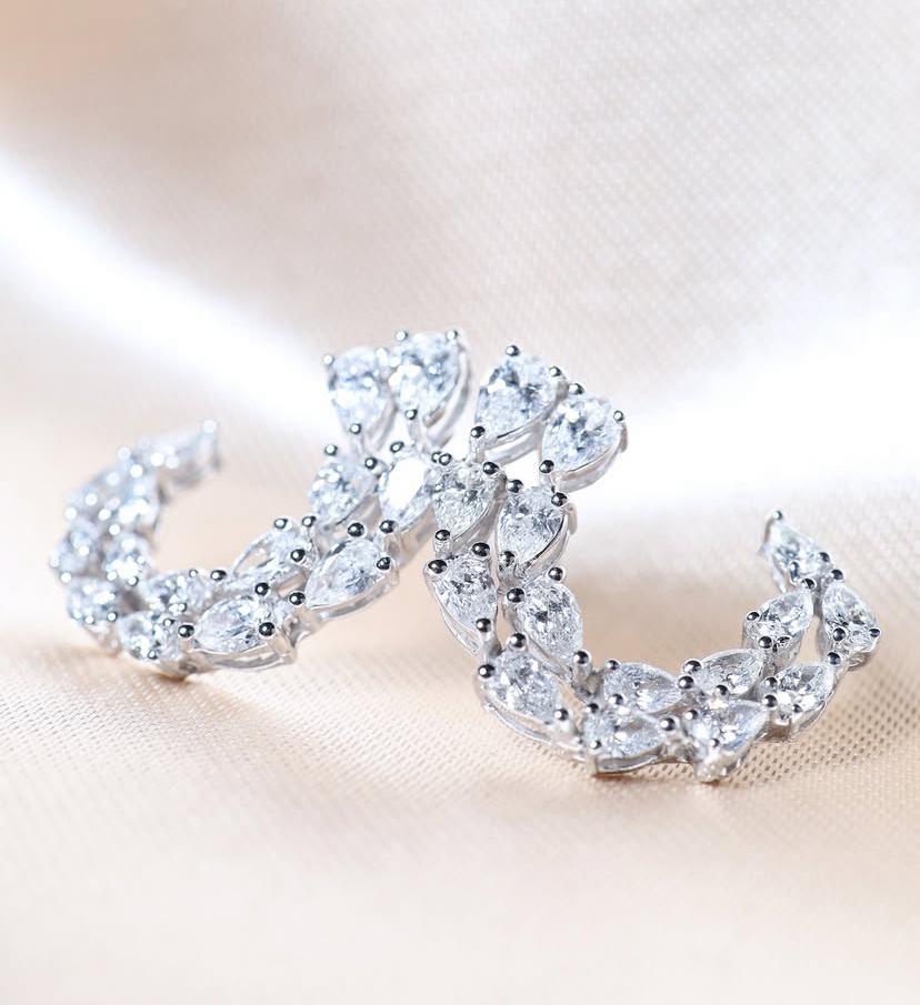 Boucles d'oreilles demi-lune en or 18K avec diamants de 2,66 carats en forme de goutte d'eau Pour femmes en vente