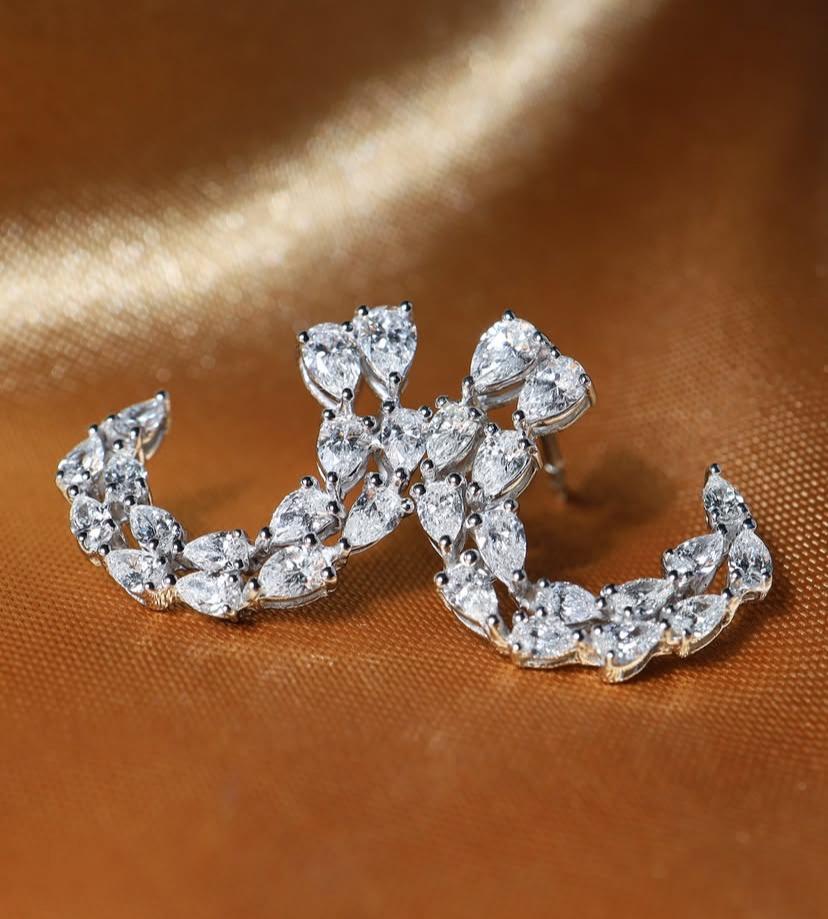 Boucles d'oreilles demi-lune en or 18K avec diamants de 2,66 carats en forme de goutte d'eau en vente 1