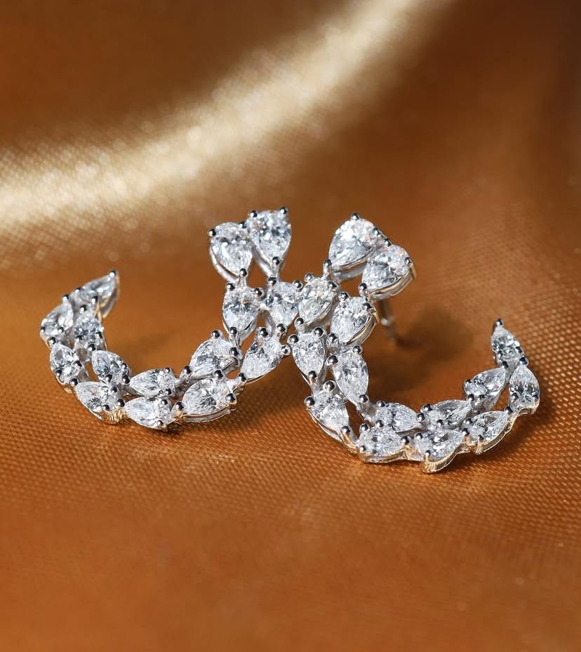 Boucles d'oreilles demi-lune en or 18K avec diamants de 2,66 carats en forme de goutte d'eau en vente 2