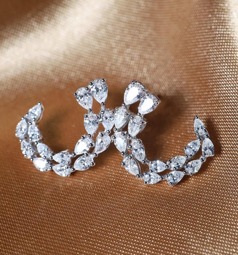 Boucles d'oreilles demi-lune en or 18K avec diamants de 2,66 carats en forme de goutte d'eau en vente 3