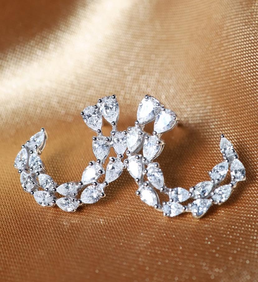 Boucles d'oreilles demi-lune en or 18K avec diamants de 2,66 carats en forme de goutte d'eau en vente 4