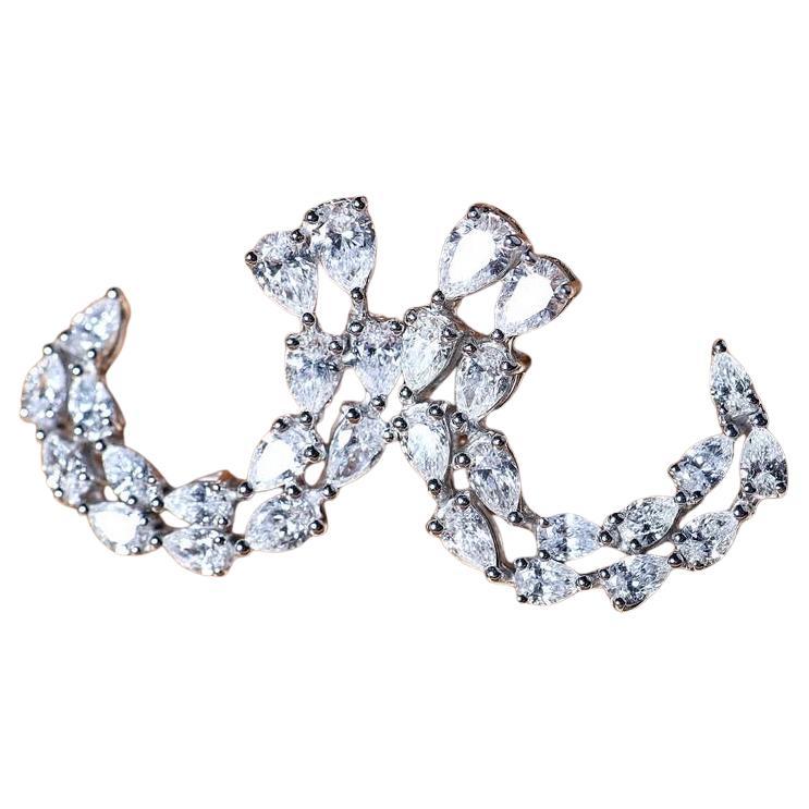 Boucles d'oreilles demi-lune en or 18K avec diamants de 2,66 carats en forme de goutte d'eau en vente