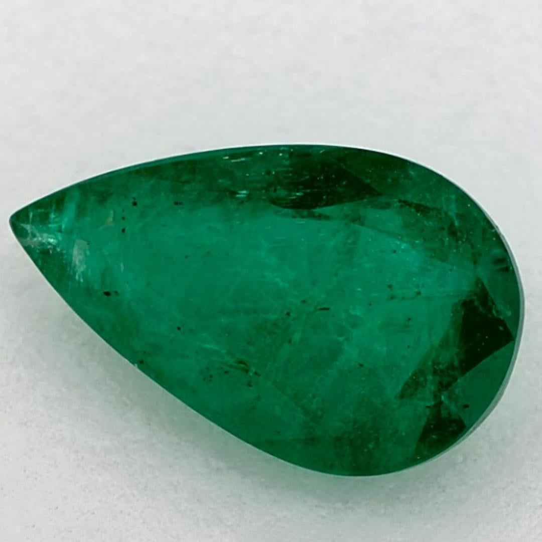 D'un vert éclatant, la pierre de naissance du mois de mai symbolise le renouveau de la croissance printanière. 

Explorez la vibrante collection d'émeraudes, de rubis et de saphirs de notre magasin, disponibles sous forme de pierres précieuses en