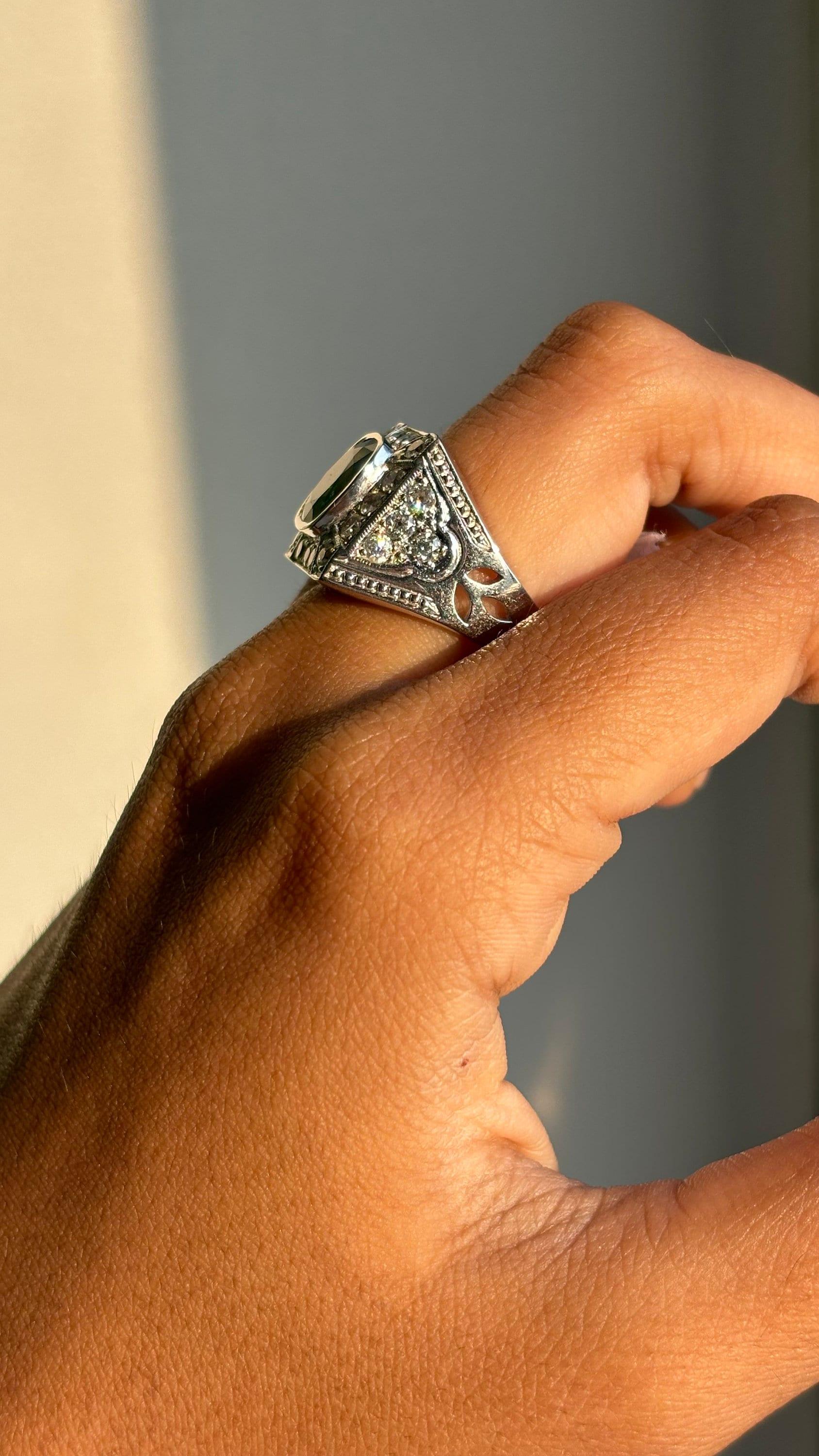 2,66 Karat sambischer Smaragd Art Deco Ring mit Diamanten im Altschliff in 18 Karat Gold im Angebot 5