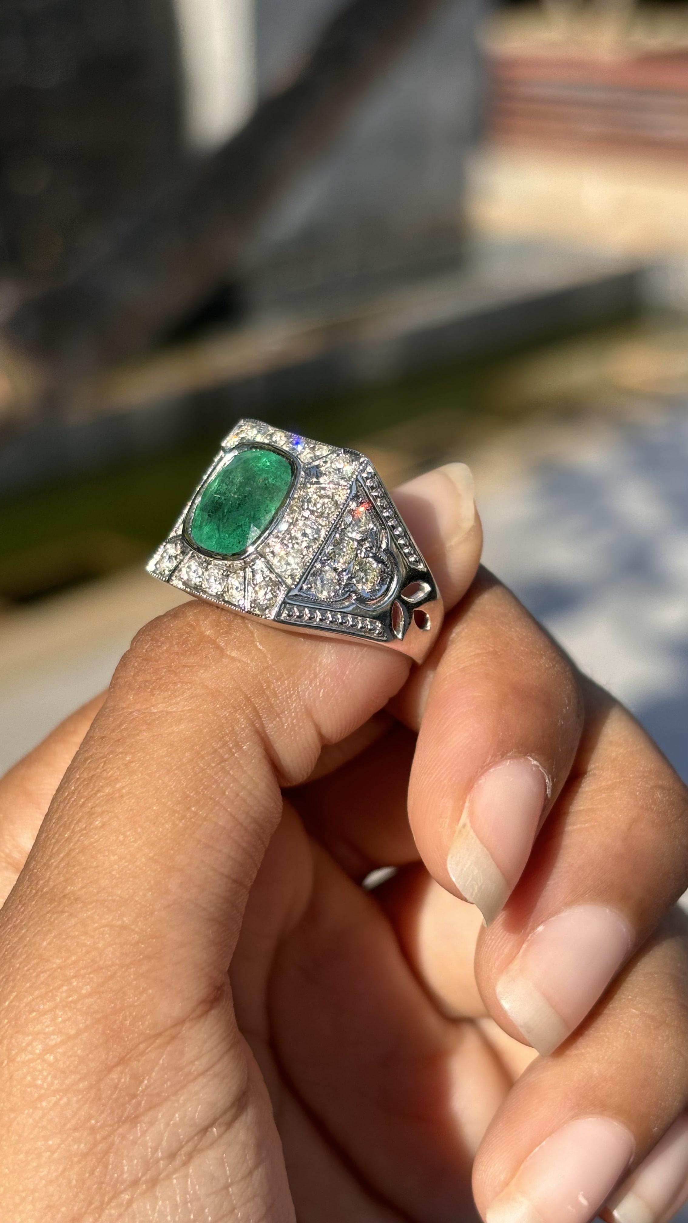2,66 Karat sambischer Smaragd Art Deco Ring mit Diamanten im Altschliff in 18 Karat Gold im Angebot 1