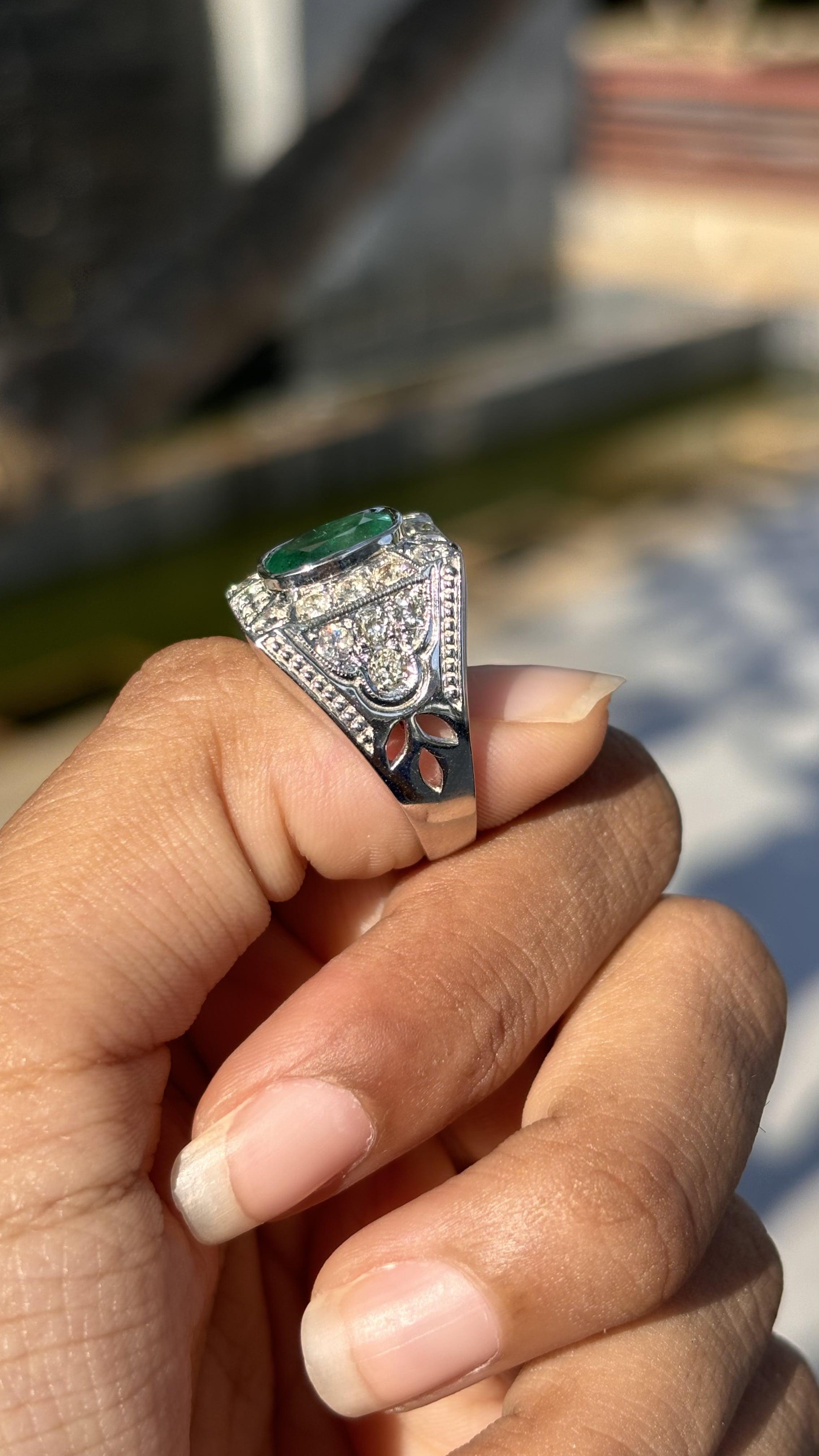 2,66 Karat sambischer Smaragd Art Deco Ring mit Diamanten im Altschliff in 18 Karat Gold im Angebot 2