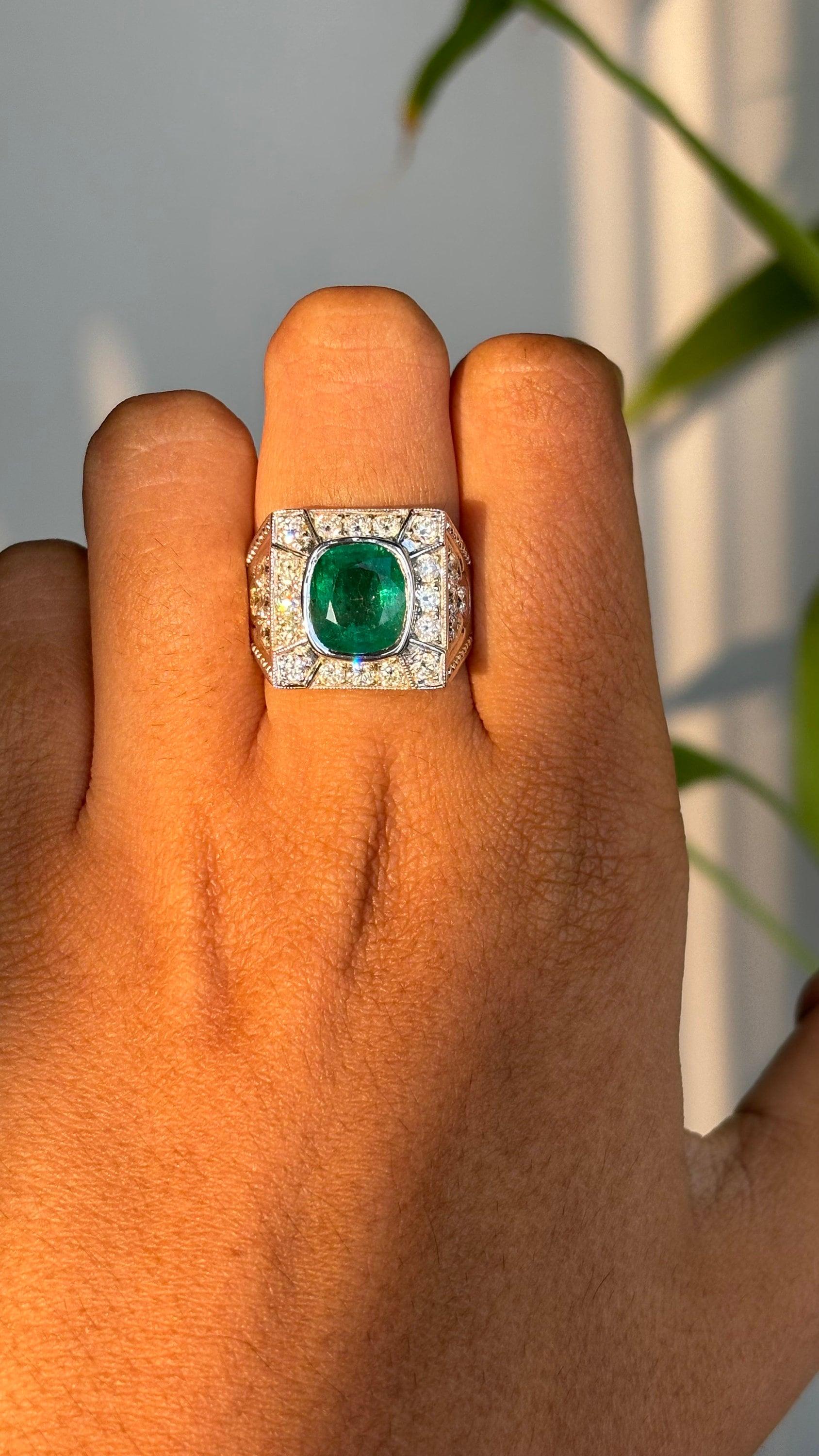 2.66 ct Zambian Emerald Art Deco Ring with Old Cut Diamonds in 18K Gold In New Condition For Sale In Bangkok, TH