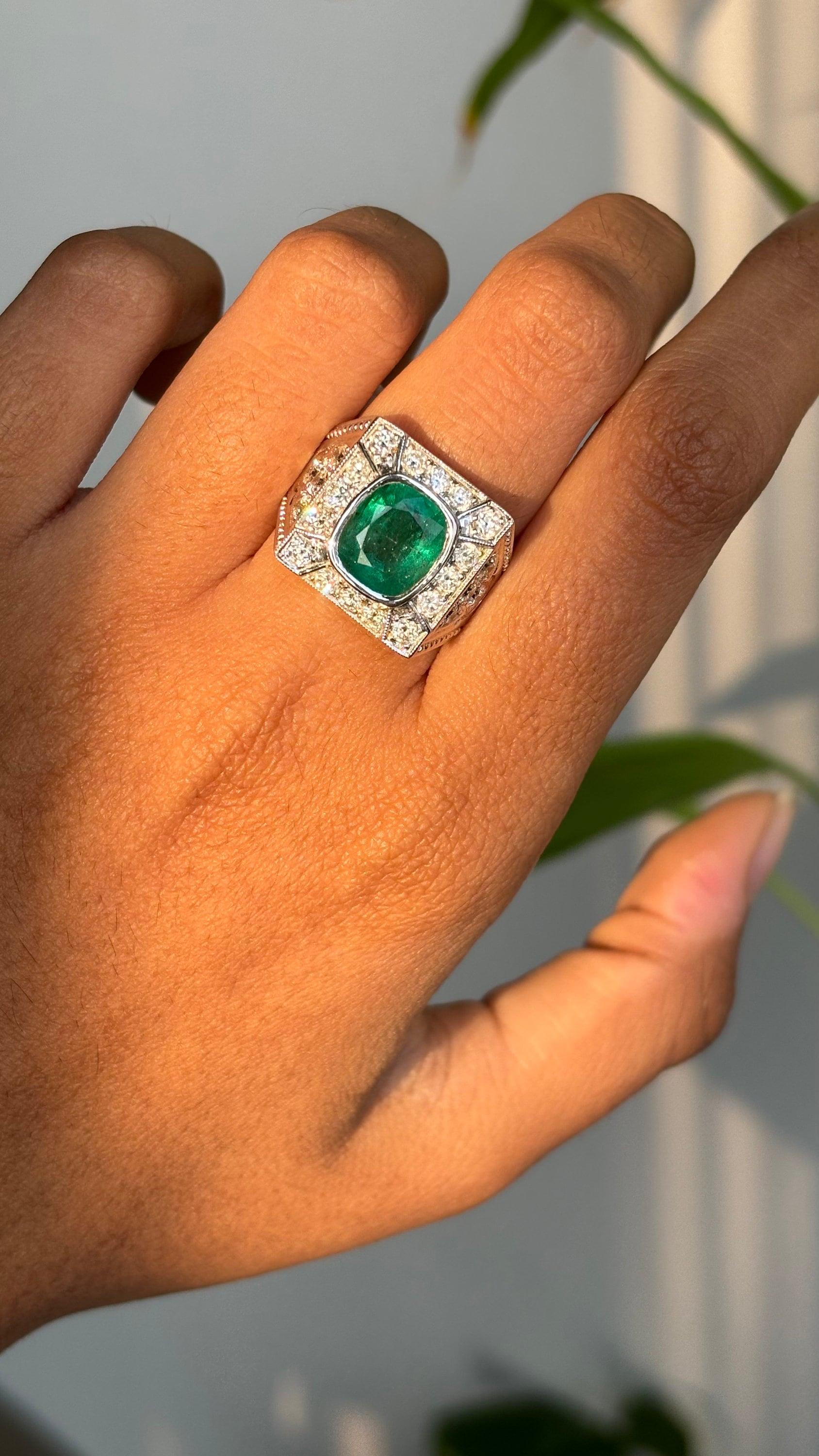 Women's or Men's 2.66 ct Zambian Emerald Art Deco Ring with Old Cut Diamonds in 18K Gold For Sale