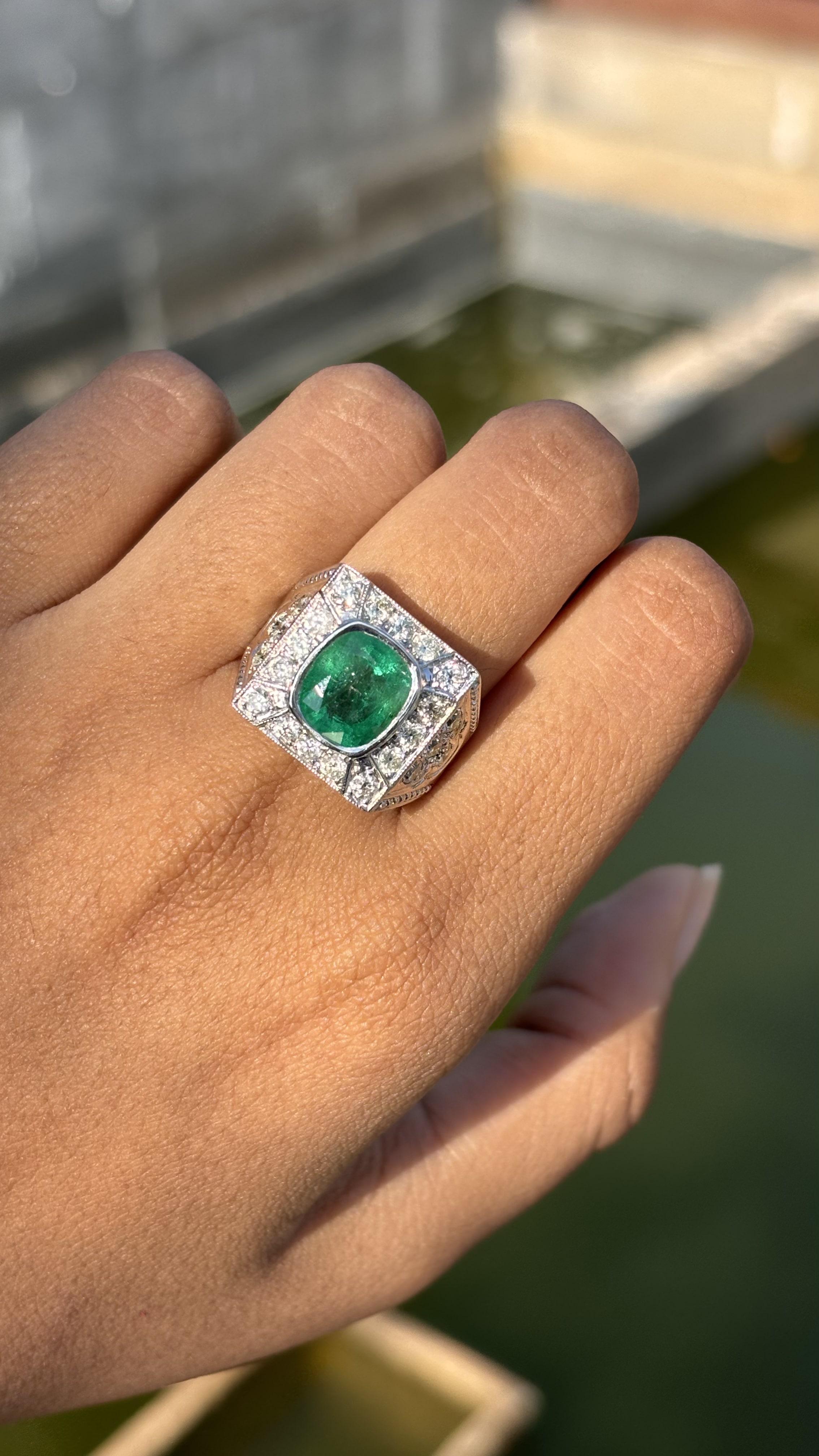 2,66 Karat sambischer Smaragd Art Deco Ring mit Diamanten im Altschliff in 18 Karat Gold im Angebot 4