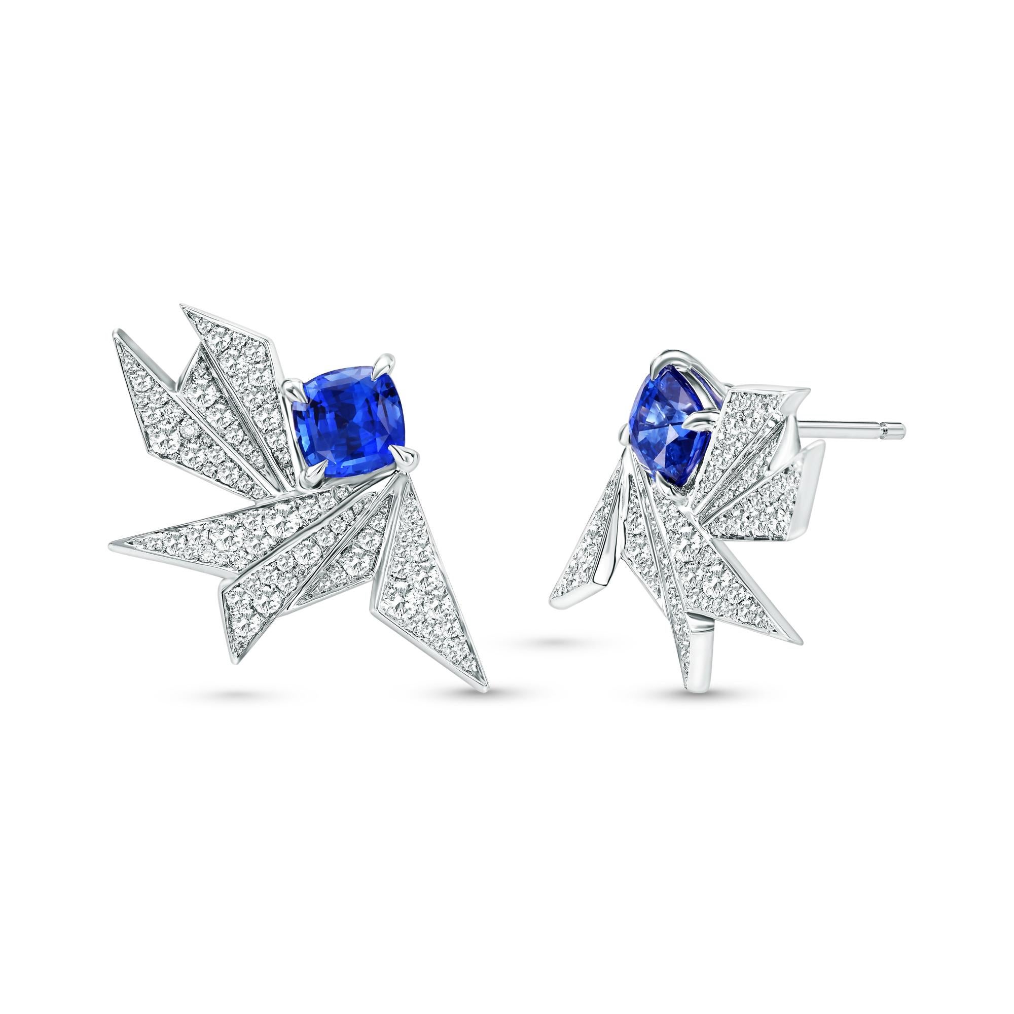 Straordinari orecchini couture di zaffiri blu e diamanti con una coppia di gemme a cuscino del peso di 2,66 carati. Gli zaffiri sono accentuati da motivi geometrici incastonati e gli orecchini sono montati in oro bianco 18 carati.