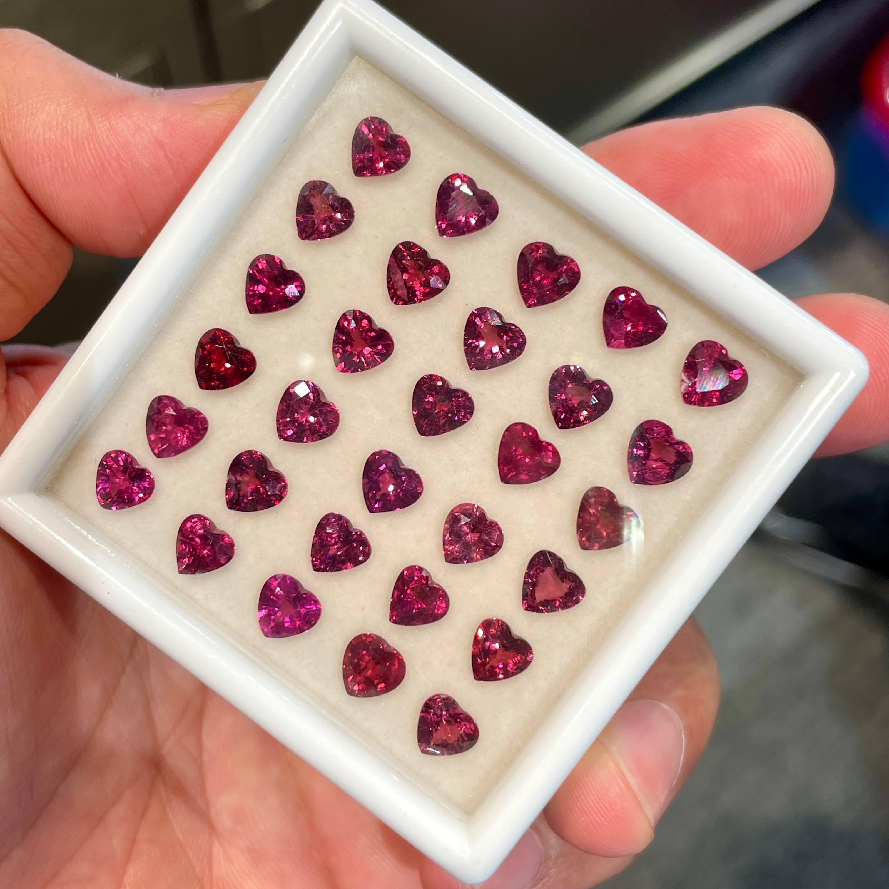 Modern 26.60 Carats Heart Shaped Loose Red Garnet Lot Madagascar's Gemstone (In Box) For Sale