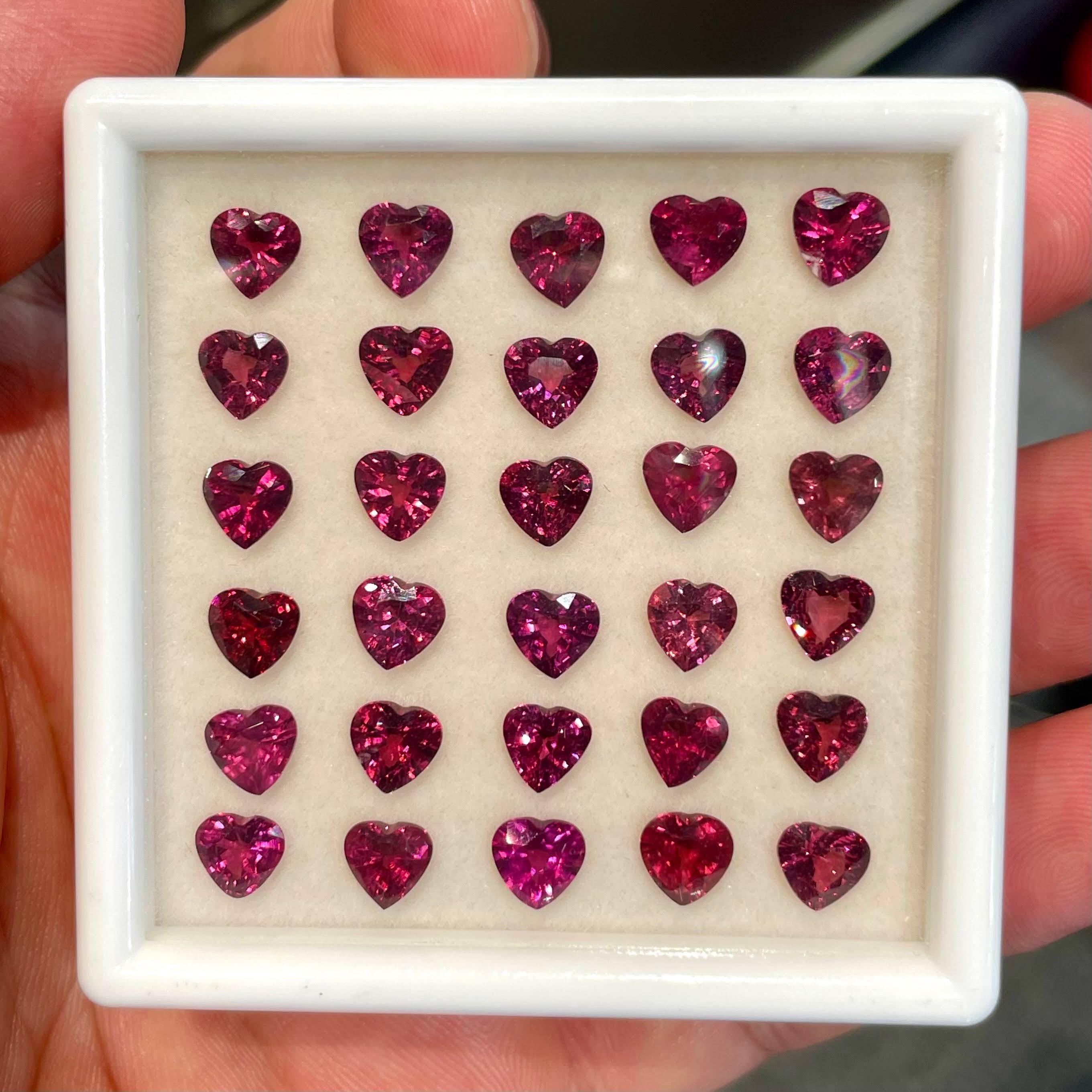 Taille cœur Lot de grenats rouges en forme de cœur de 26,60 carats, pierre précieuse de Madagascar (intérieur de la boîte) en vente