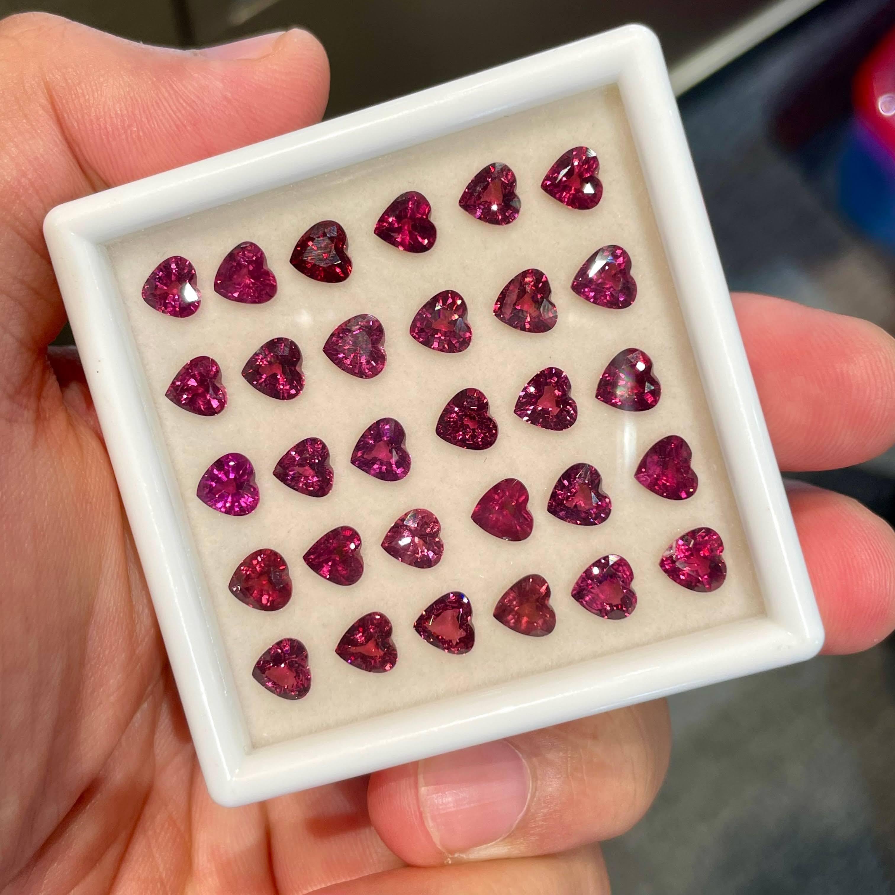 26.60 Carats Heart Shaped Loose Red Garnet Lot Madagascar's Gemstone (In Box) In New Condition For Sale In Bangkok, TH