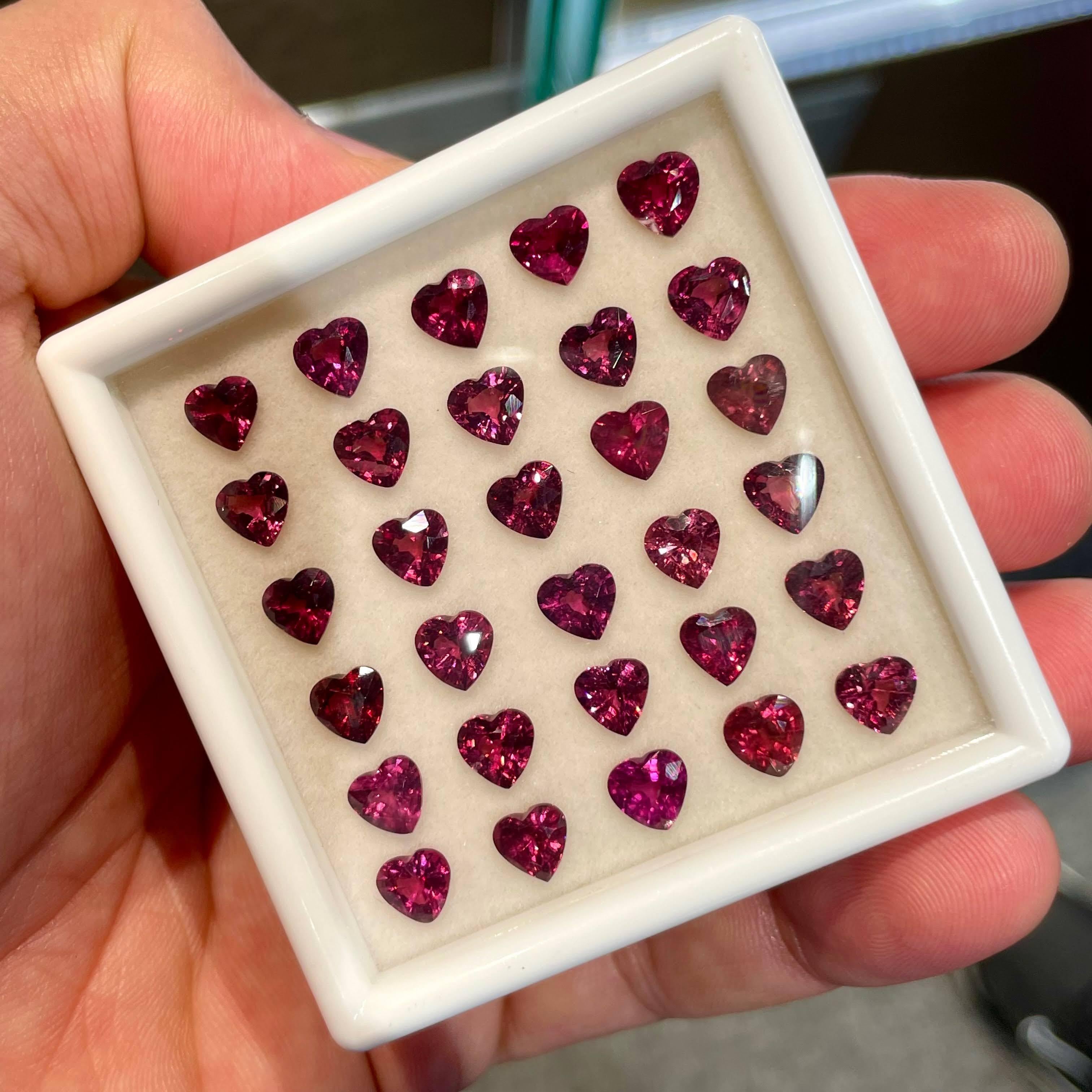 26,60 Karat Herzförmiger loser roter Granat Lot Madagaskars Edelstein (In Box) im Zustand „Neu“ in Bangkok, TH
