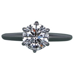 26601 Tiffany & Co. Anillo de compromiso de platino con un diamante redondo de 1,31 ct, I VS1, talla redonda, 4,5