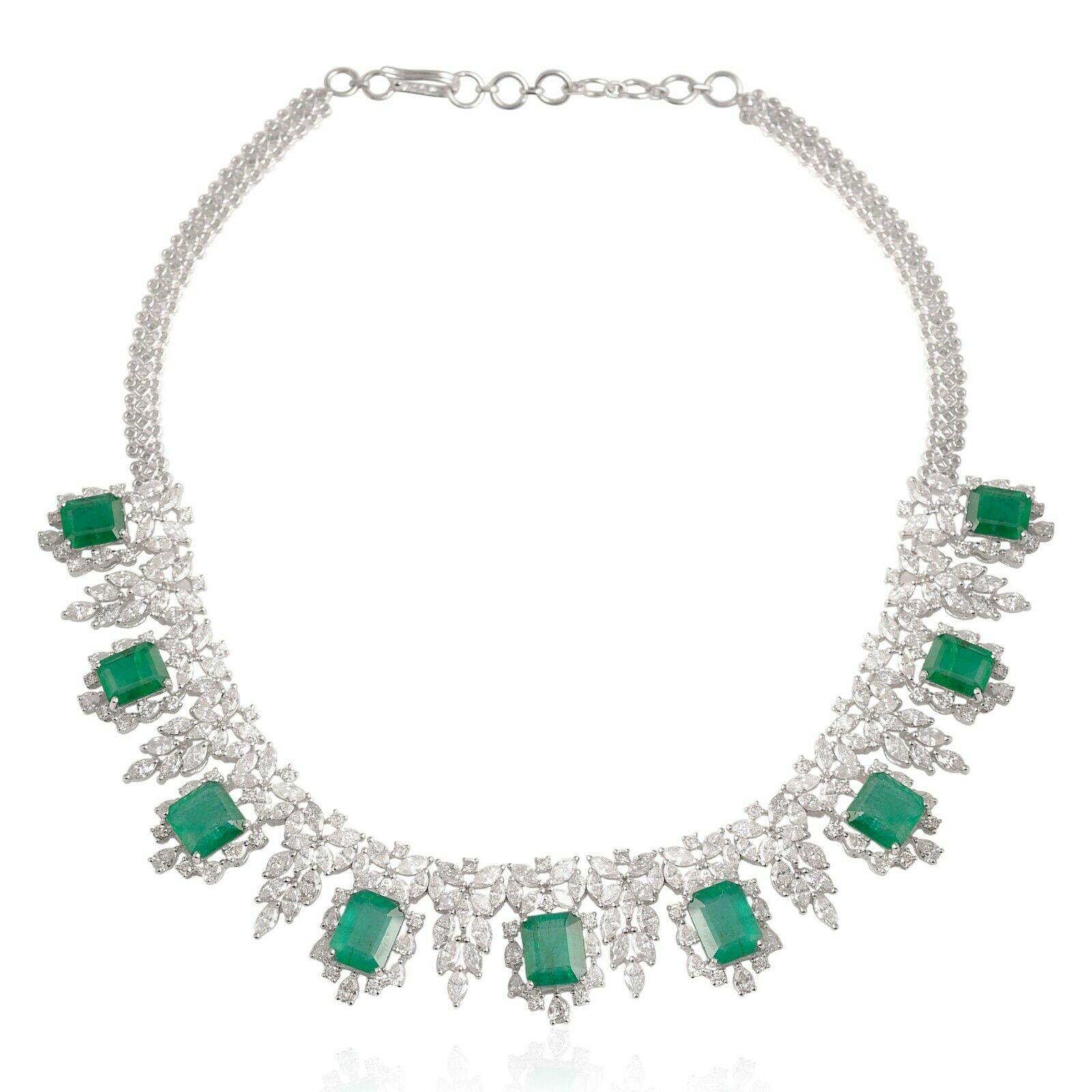 Moderne 26.61 Carat Emerald 14 Karat White Gold Diamond Statement Necklace en vente