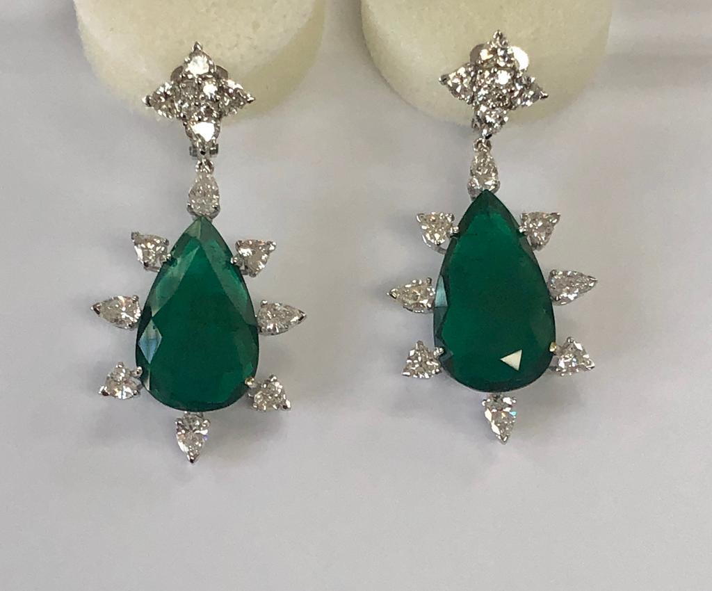 Stunning looking Natural Colombian Pear Shape Emerald and Diamond Earring. Dazzling matching pair with total weight of 26.62 Carats of emeralds, total diamonds weight 6.50 carats! Set on the sparkling 18K White Gold. 

Emeralds Details:Approximately