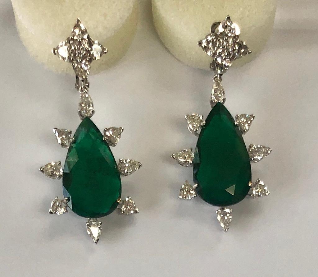 Pear Cut IMPORTANT 26.62 Carat Natural Colombian Pear Shape Emerald and Diamond Earring