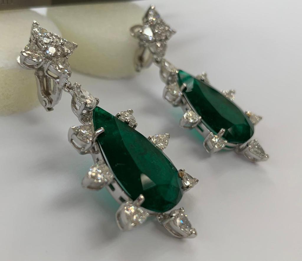 IMPORTANT 26.62 Carat Natural Colombian Pear Shape Emerald and Diamond Earring In New Condition In Great Neck, NY