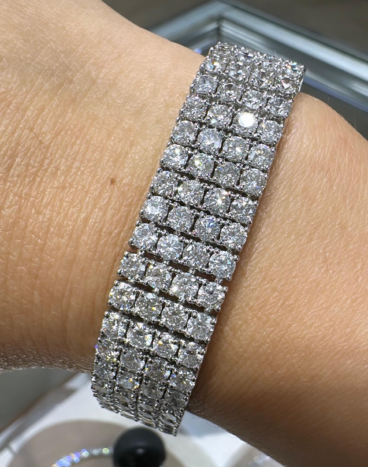SKU: 103106
Dramática pulsera de diamantes blancos de 26,65 quilates que aportará brillo y resplandor. Con 200 diamantes redondos en total, tu muñeca brillará con cada movimiento que hagas. Anchura de la pulsera: 13,3 mm y se ajusta a una muñeca de