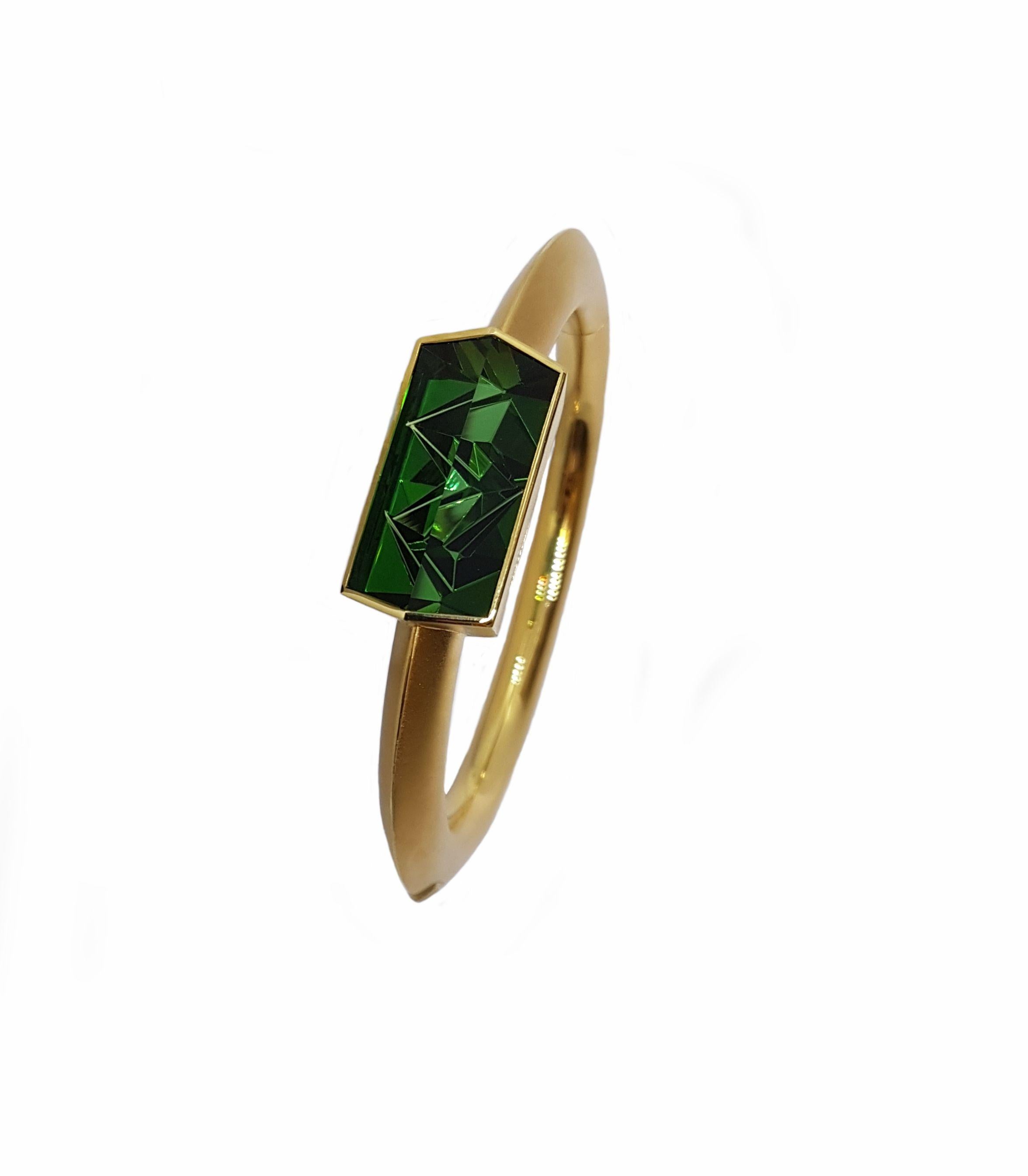 Gorgeous bangle bracelet by Atelier Munsteiner made of an exquisite luxuriant tourmaline 
of 26.69 carats, superbly and extraordinarily cut ,and yellow gold. Artsy unique piece for connaiseures.
This beautiful piece of fine jewelry will surely