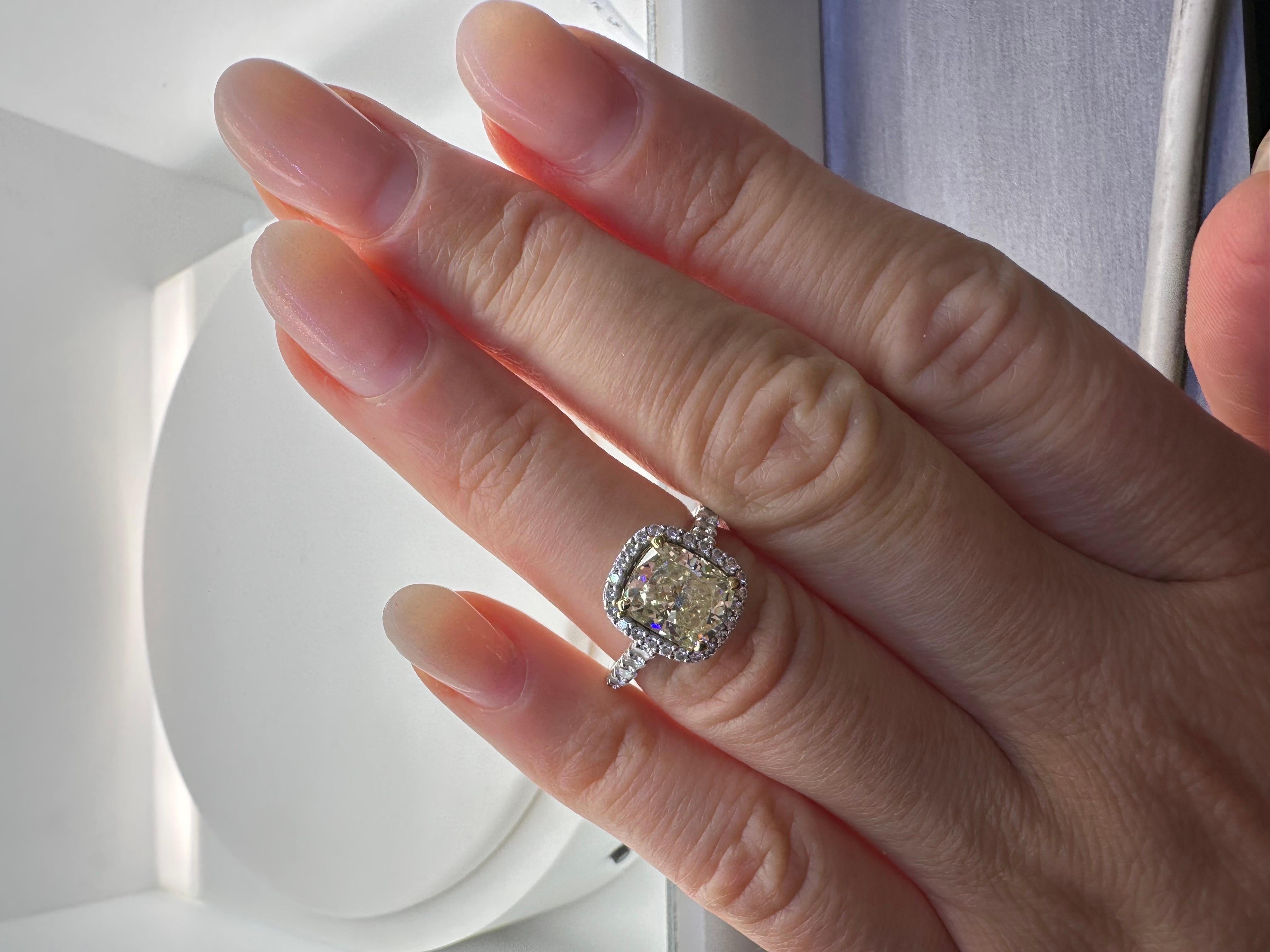 GIA-zertifizierter Diamantring aus 18KT Weißgold. Atemberaubend funkelnder Mittelstein für eine Königin!

Metall Typ: 18KT
Natürliche Seite Diamant(en):
Farbe: F-G
Schliff:Runder Brillant
Karat: 0,55ct
Klarheit: VS-SI

Naturzentrum Diamant(en):